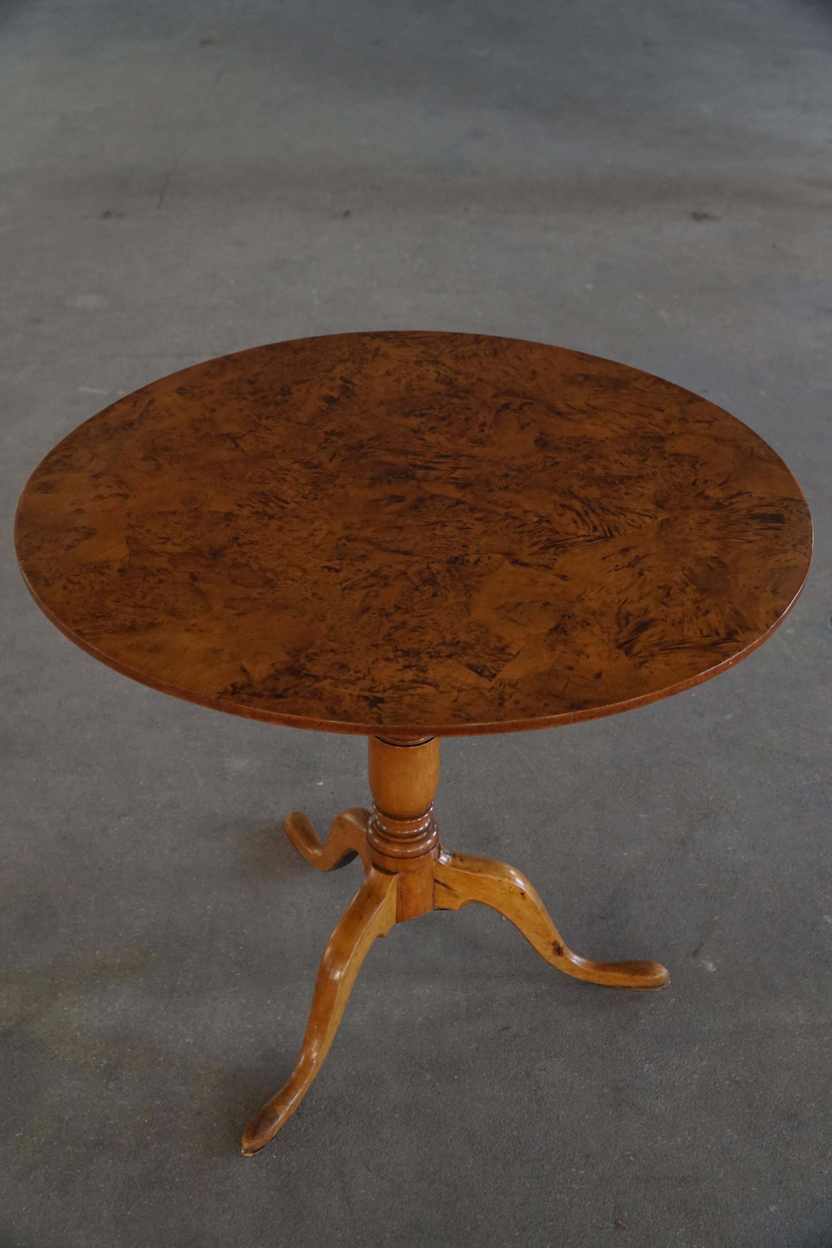 Table suédoise ancienne à plateau basculant en bois de ronce et socle, début du 19e siècle