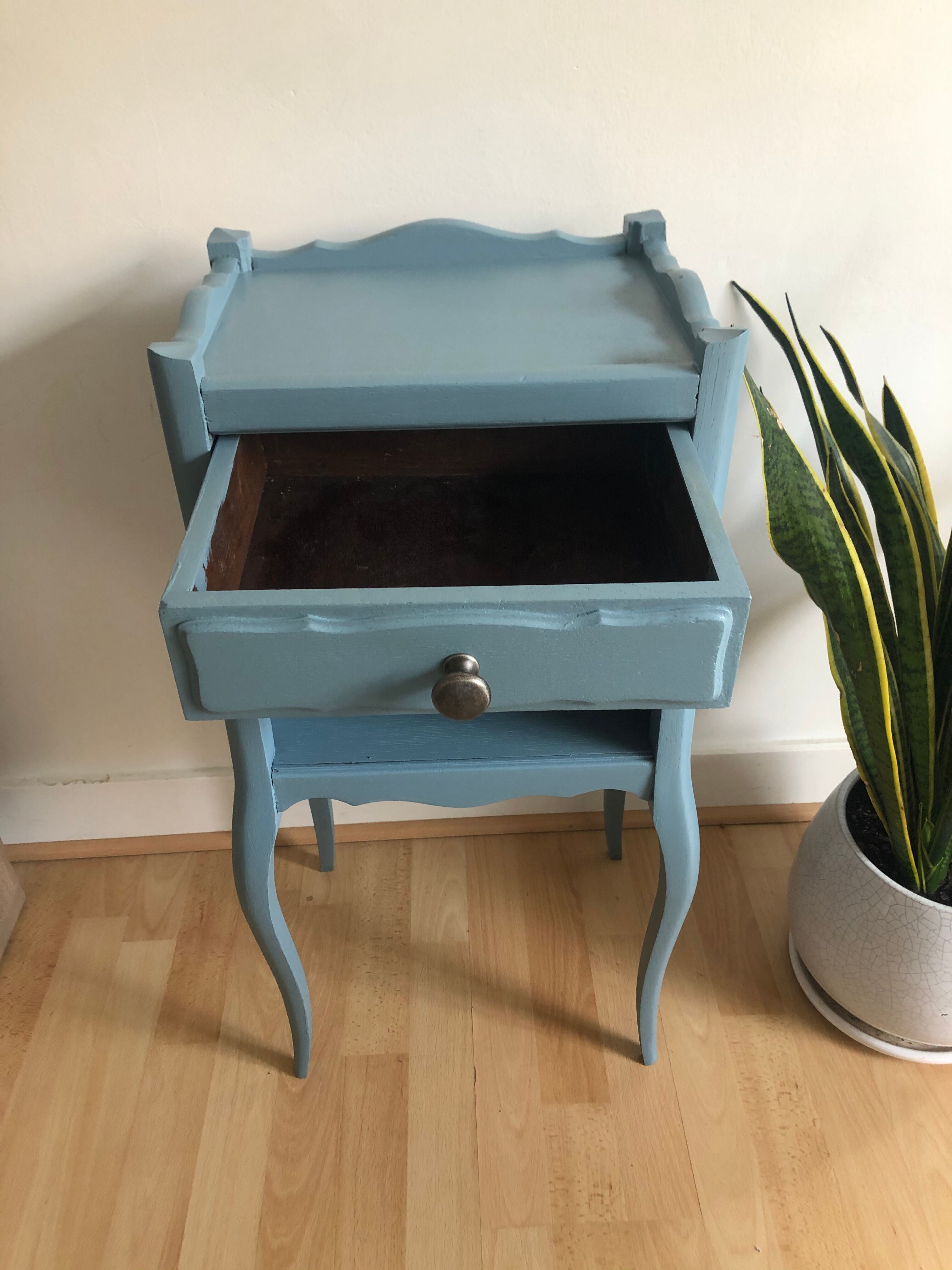 Guéridon en bois bleu