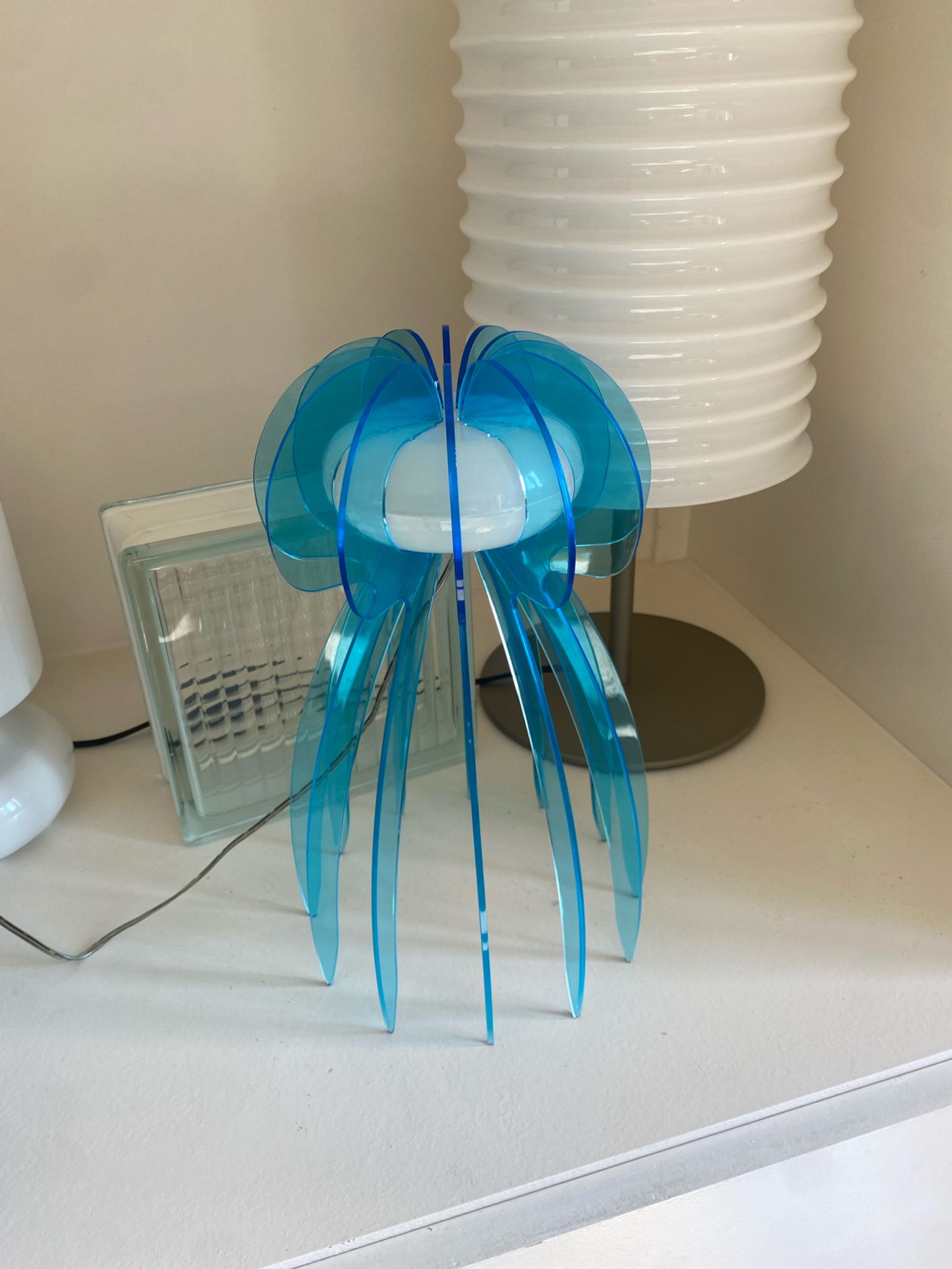 Lampe en plexiglas ou plexi vintage en forme de méduse