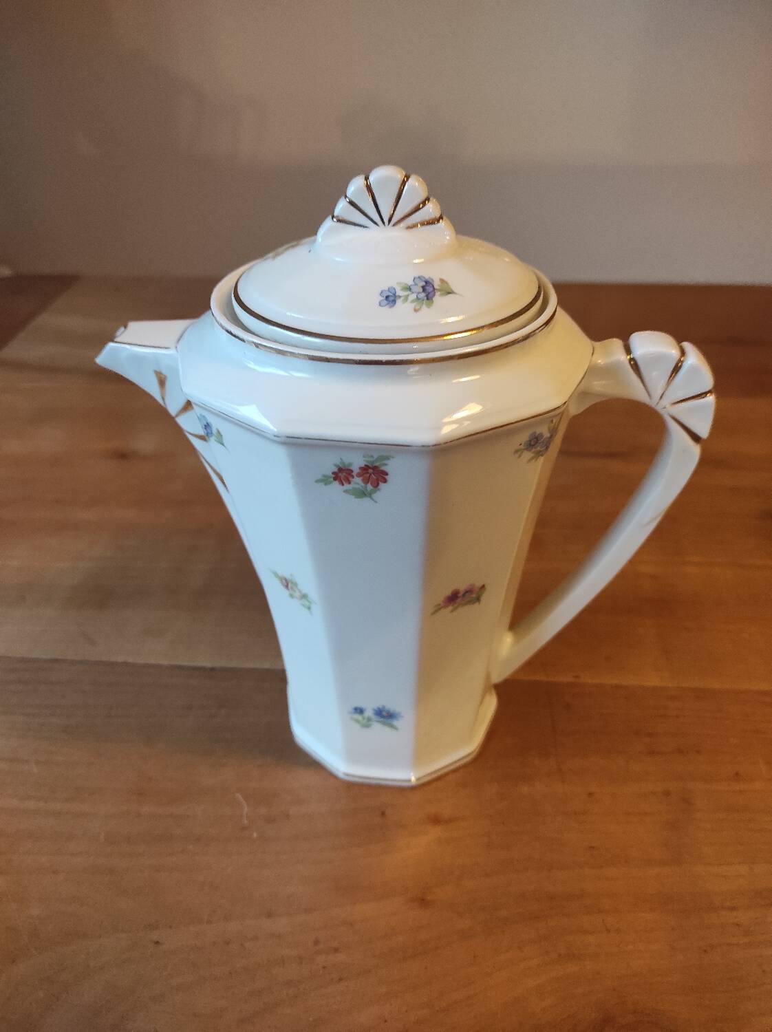 Coffee maker with floral decoration