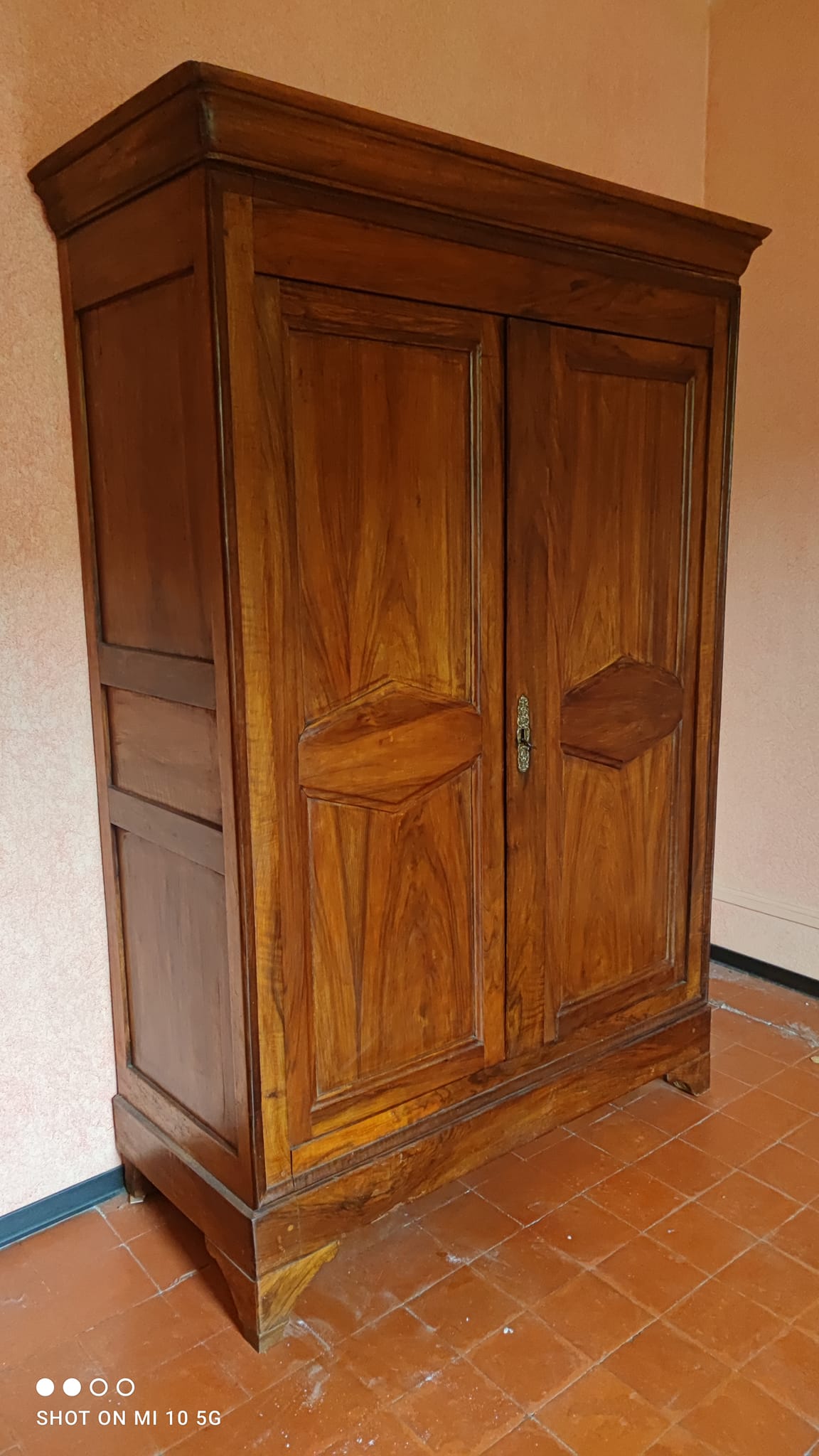 Petite armoire en noyer massif époque Consulat vers 1830