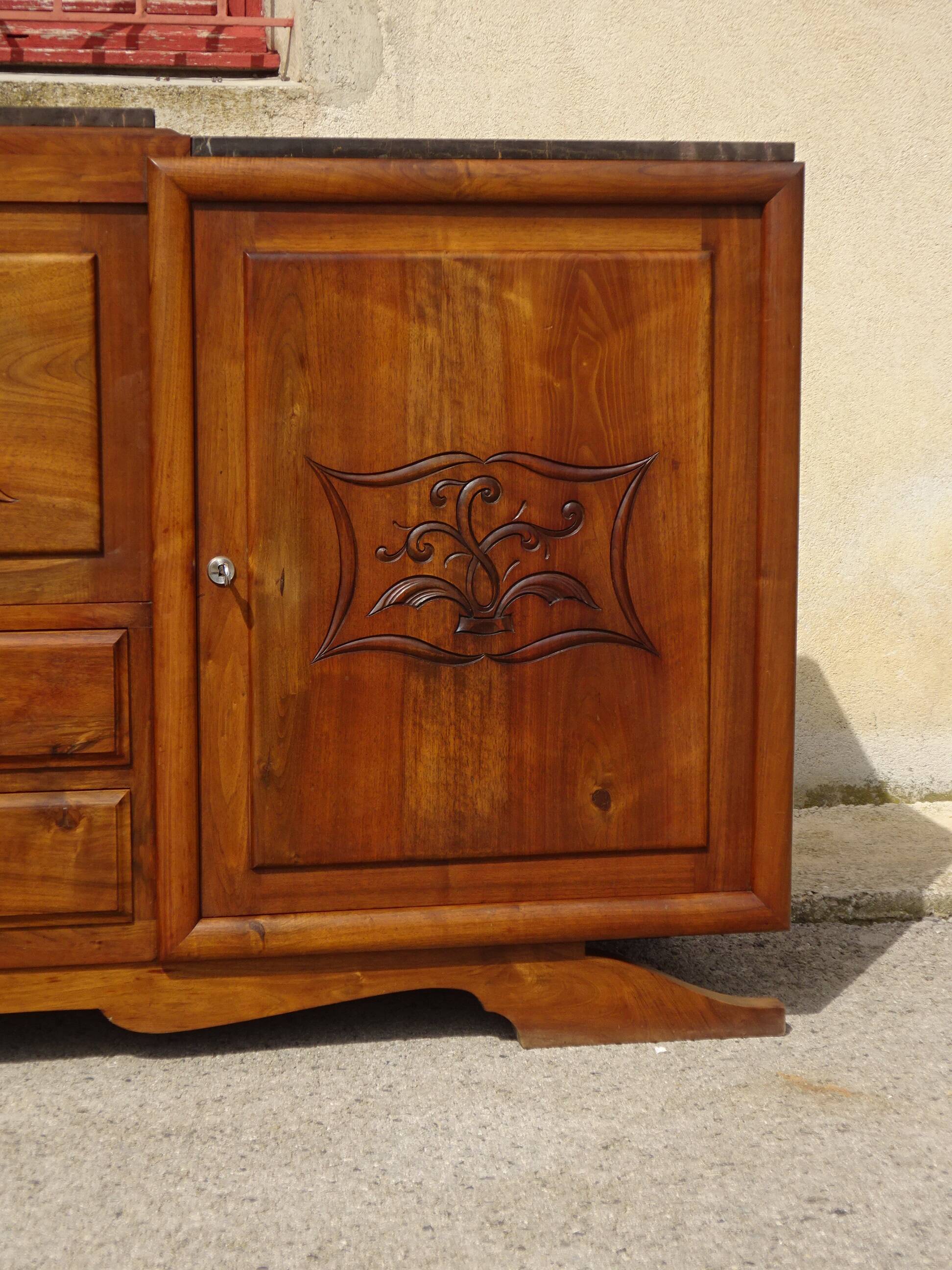 Large buffet en noyer massif, dessus en marbre noir