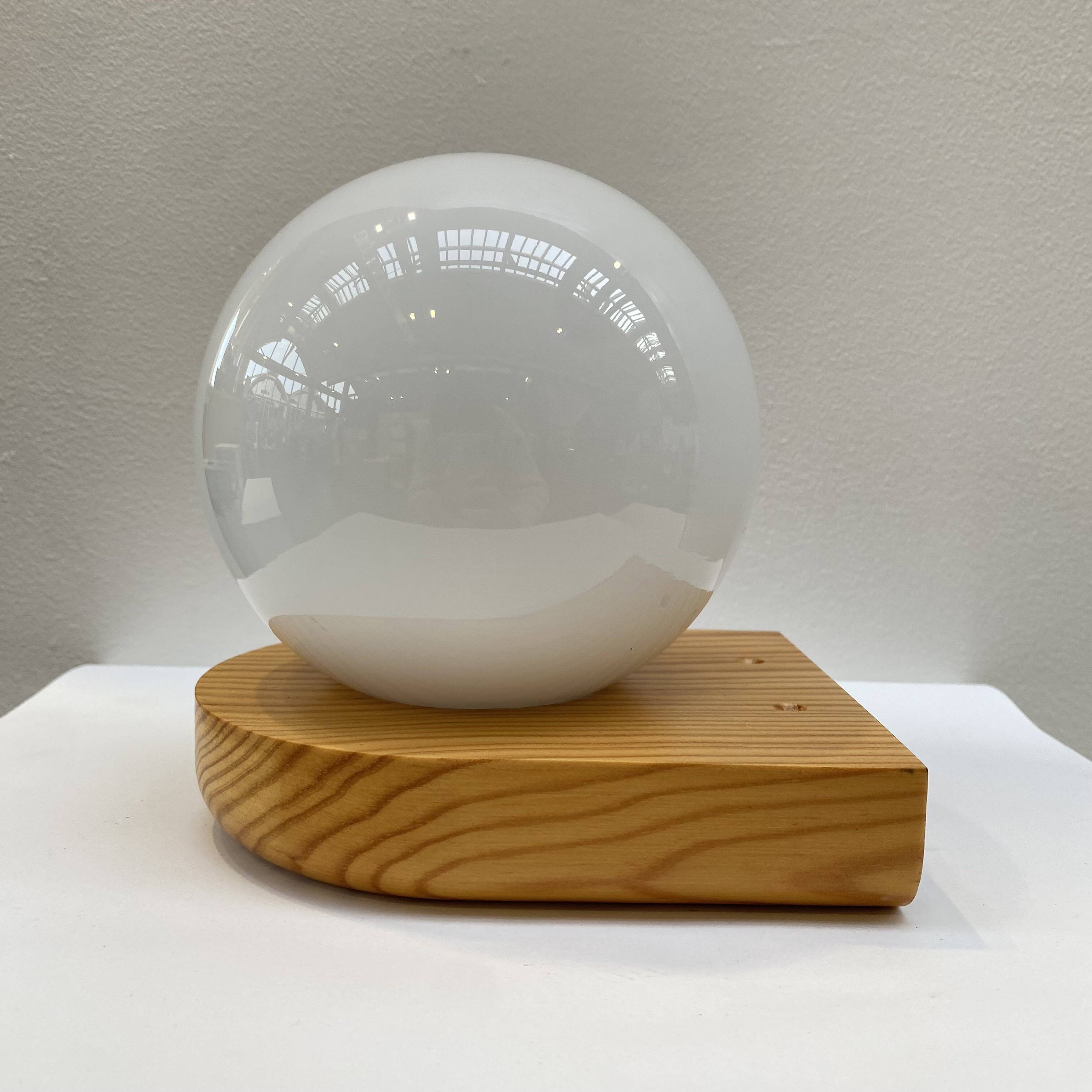 Modernist wall lamp in pine and opaline