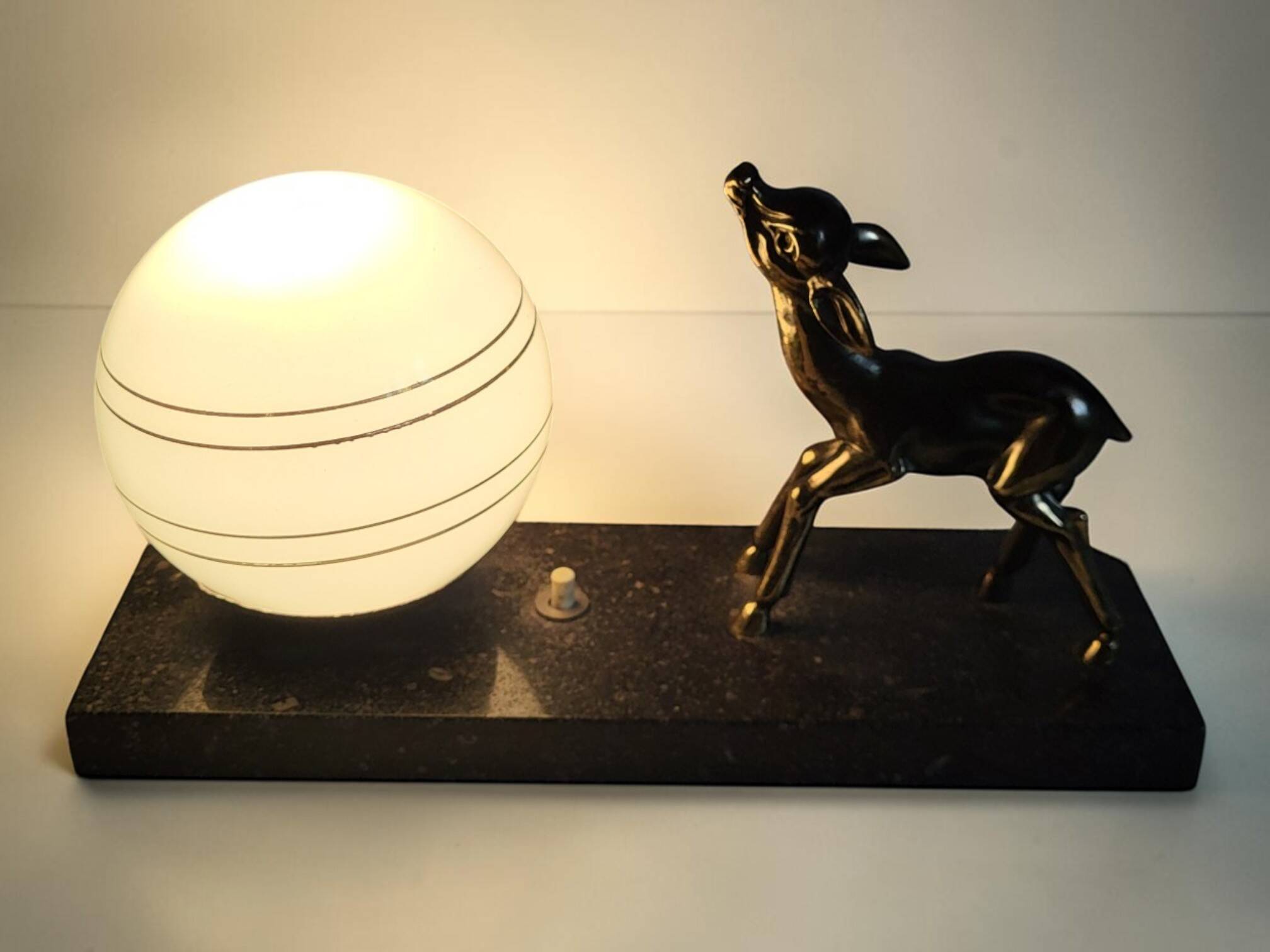 Lampe veilleuse Art Déco au faon, 1930