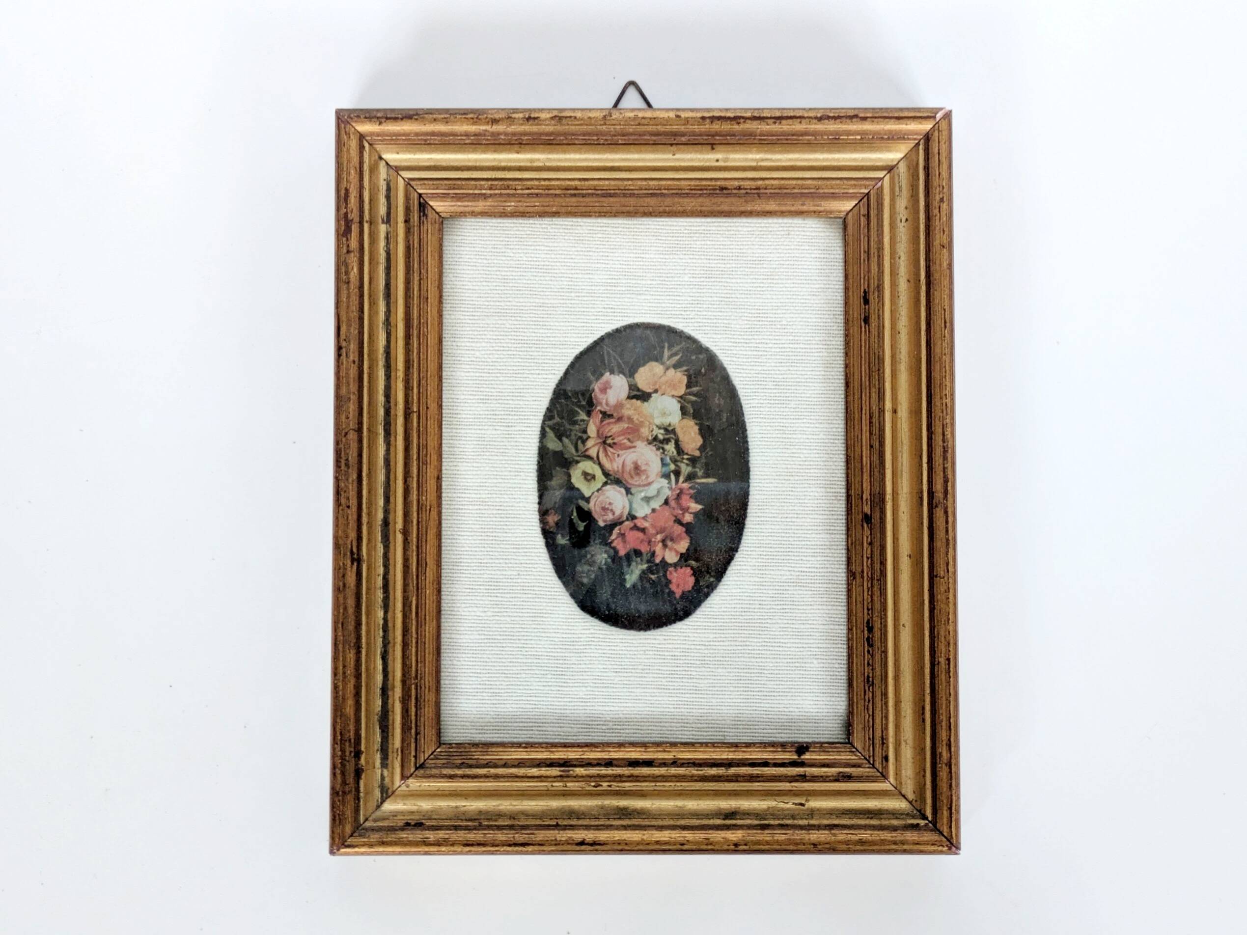 Vintage floral print with oval mat and gold wooden frame.