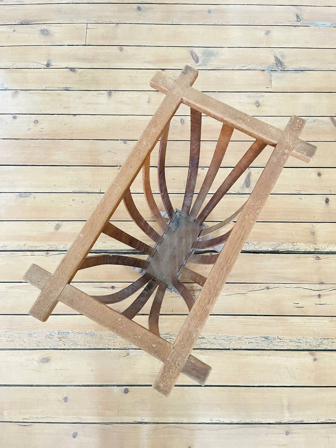 Sewing rack, old basket for balls of wool