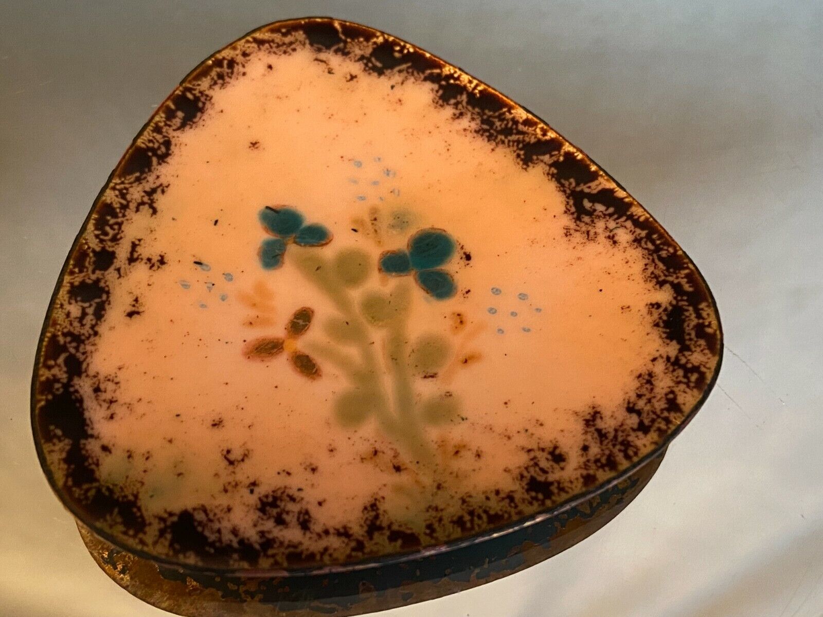 Enamelled enamel cup on copper