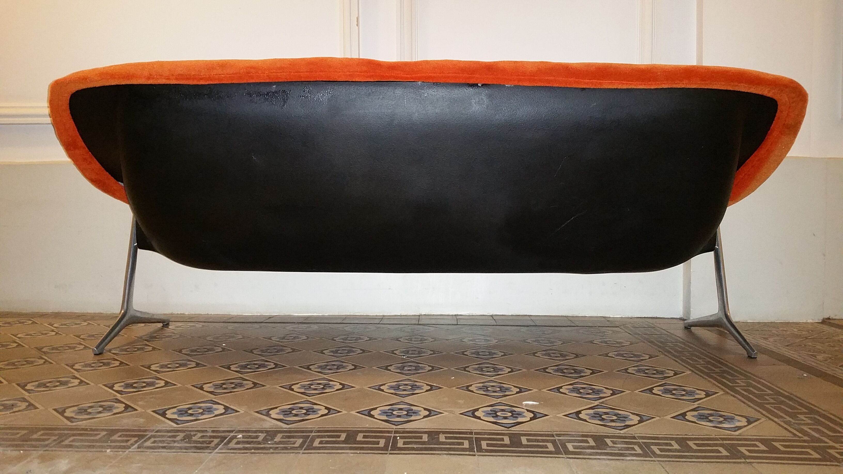 Couch Egg sculptural fibreglass of Walter S. Chenery for Lurashell