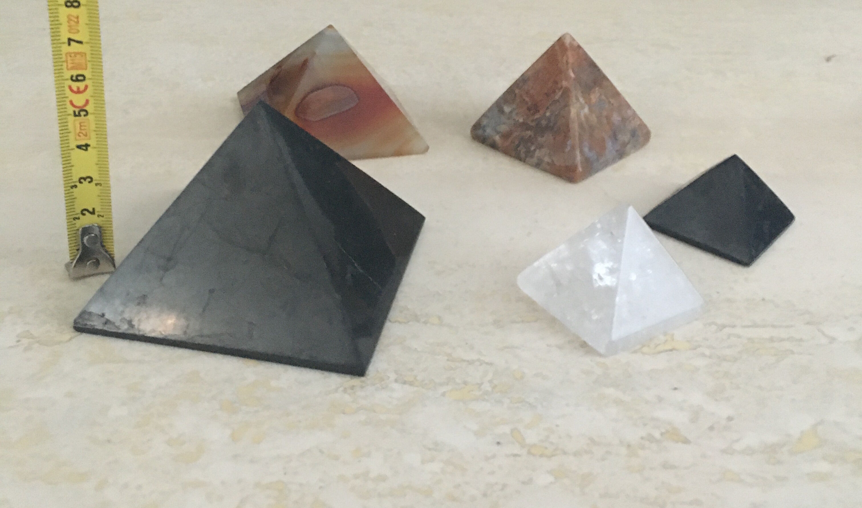 Lot de 5 pyramides en pierre semi-précieuses