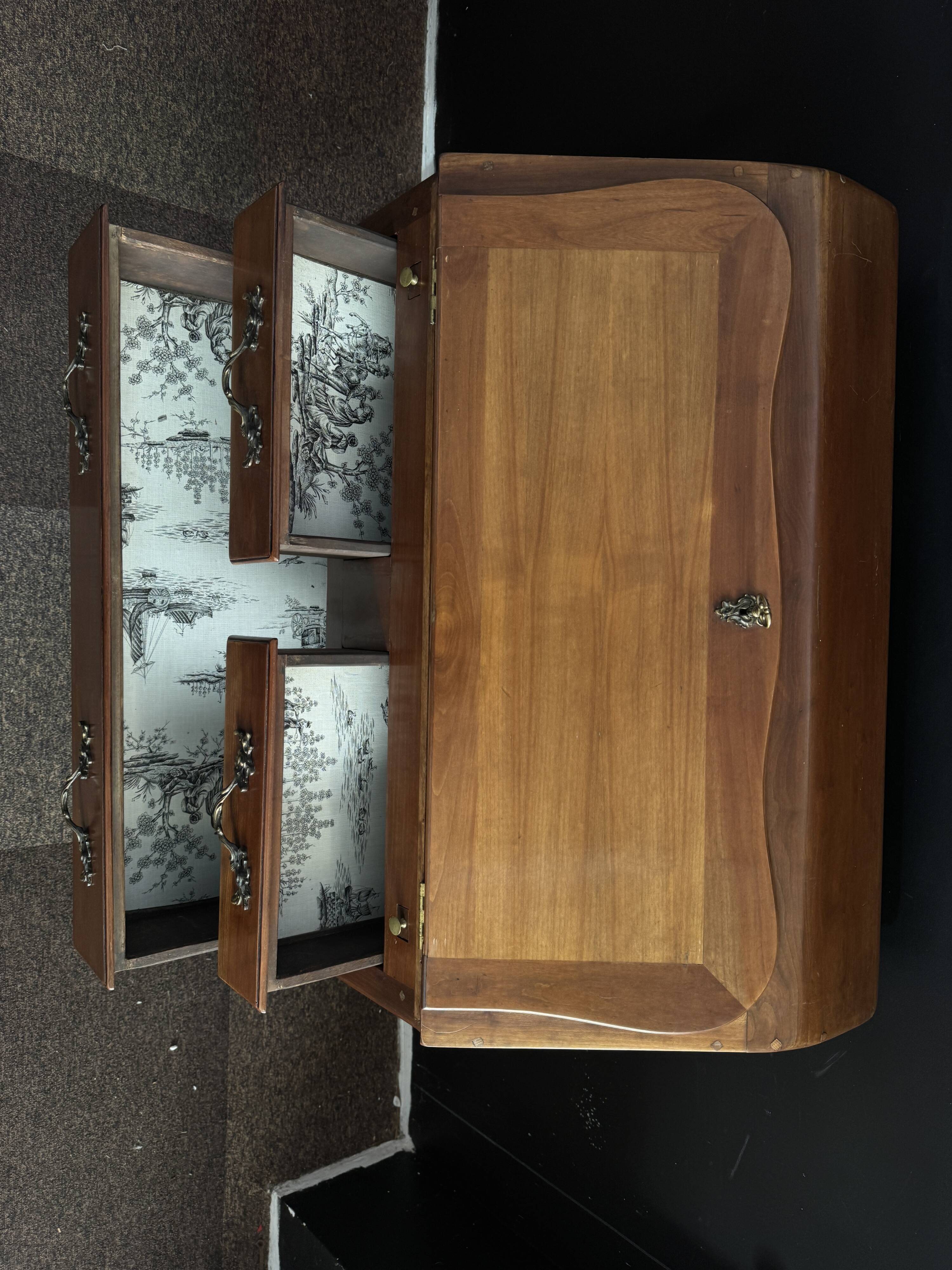 Slope desk / hump desk