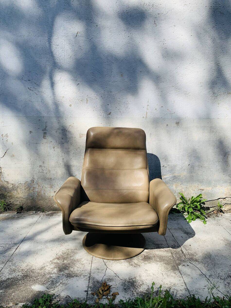 Vintage De Sede leather swivel chair, tulip base.