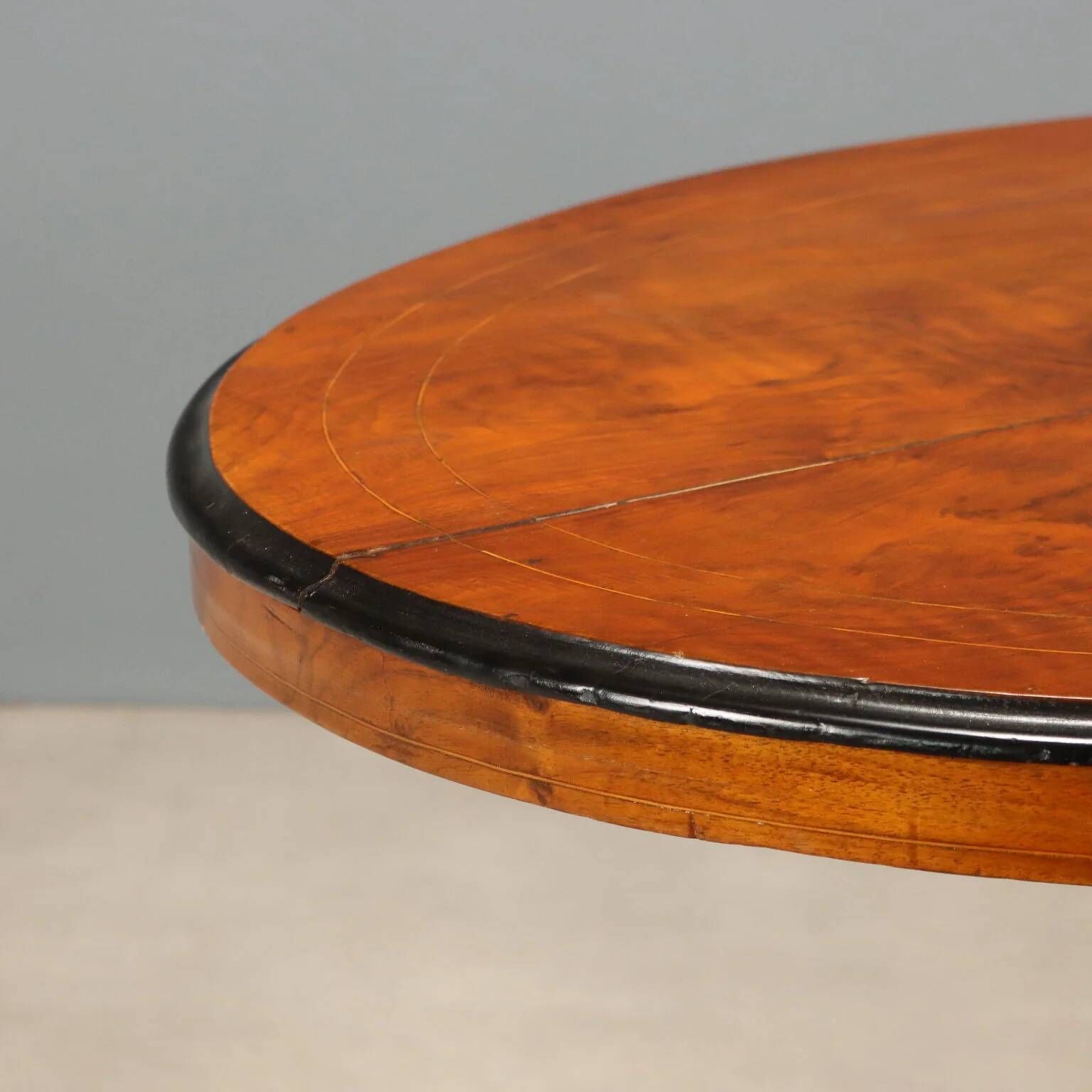 Antique walnut table with marquetry top, United Kingdom, 19th century.