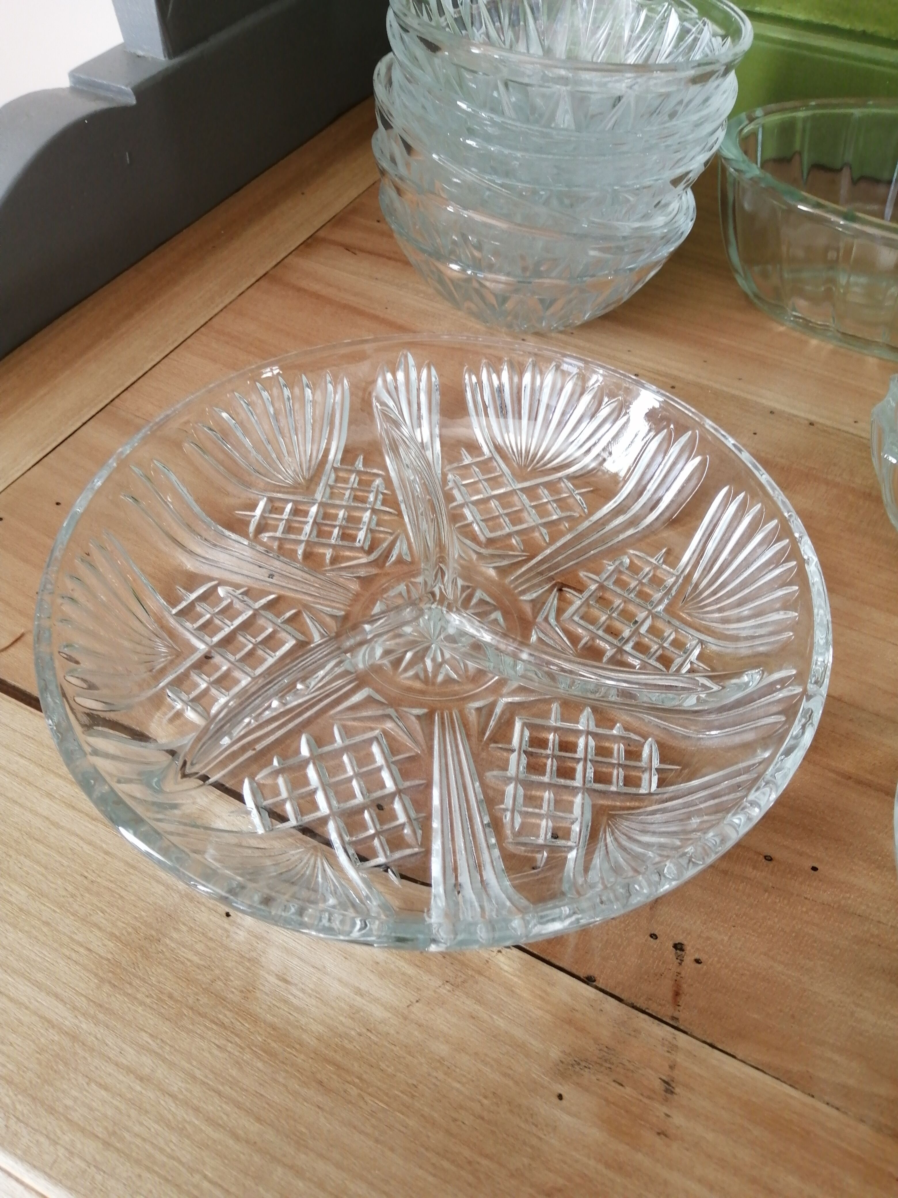 Chiseled glass ramekin set