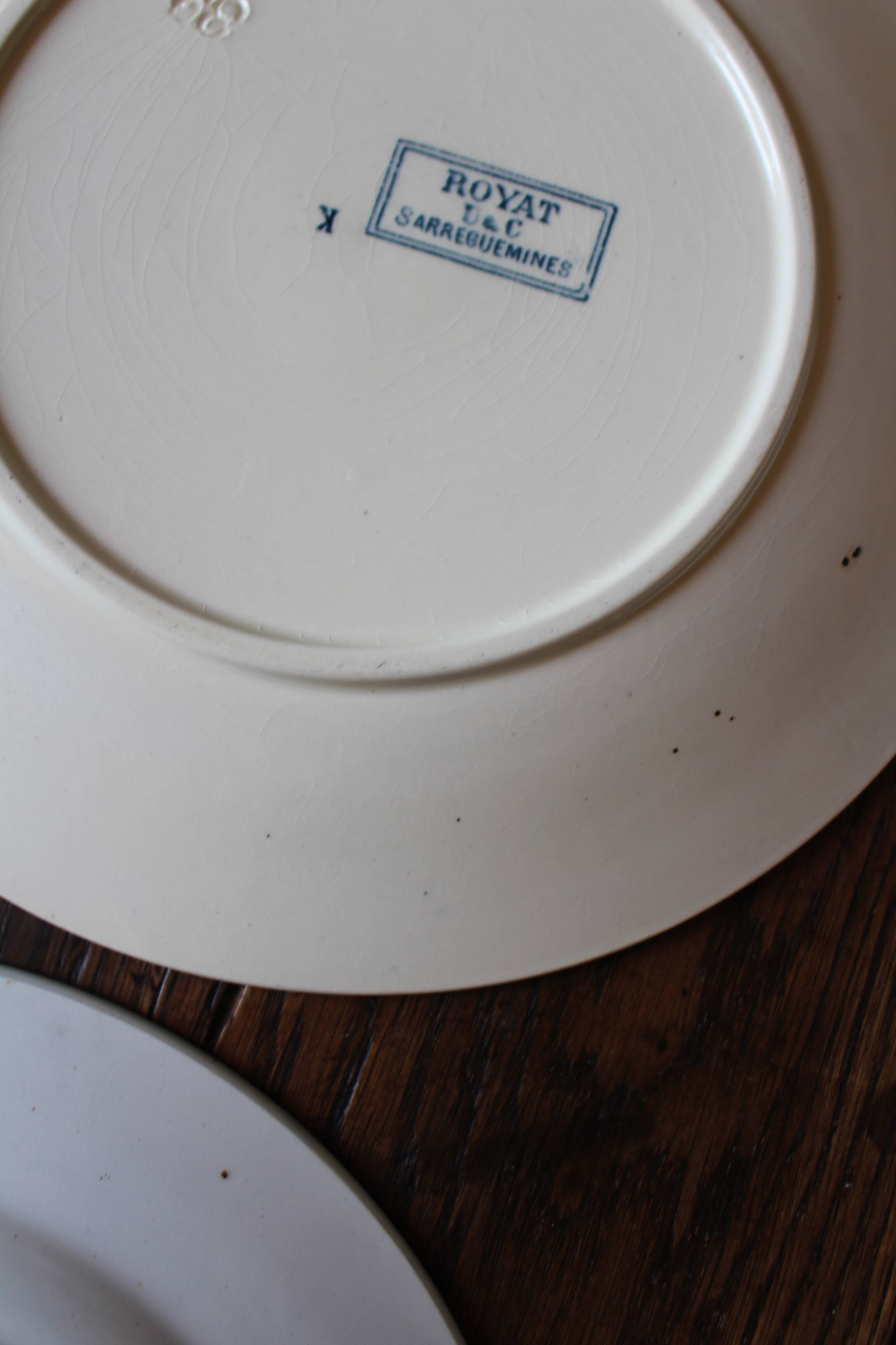 Set of 4 mismatched blue flat plates