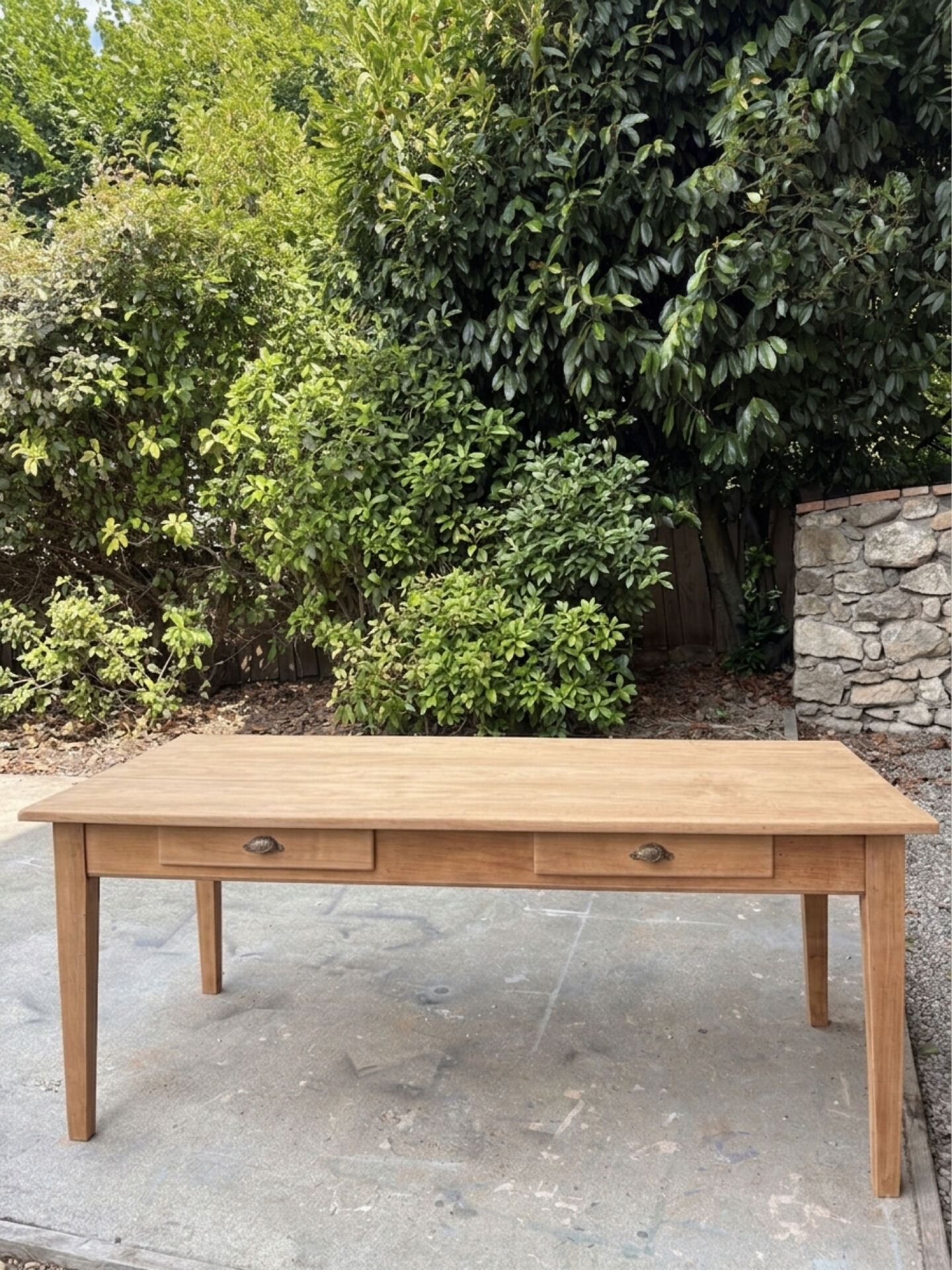 Extendable farmhouse table