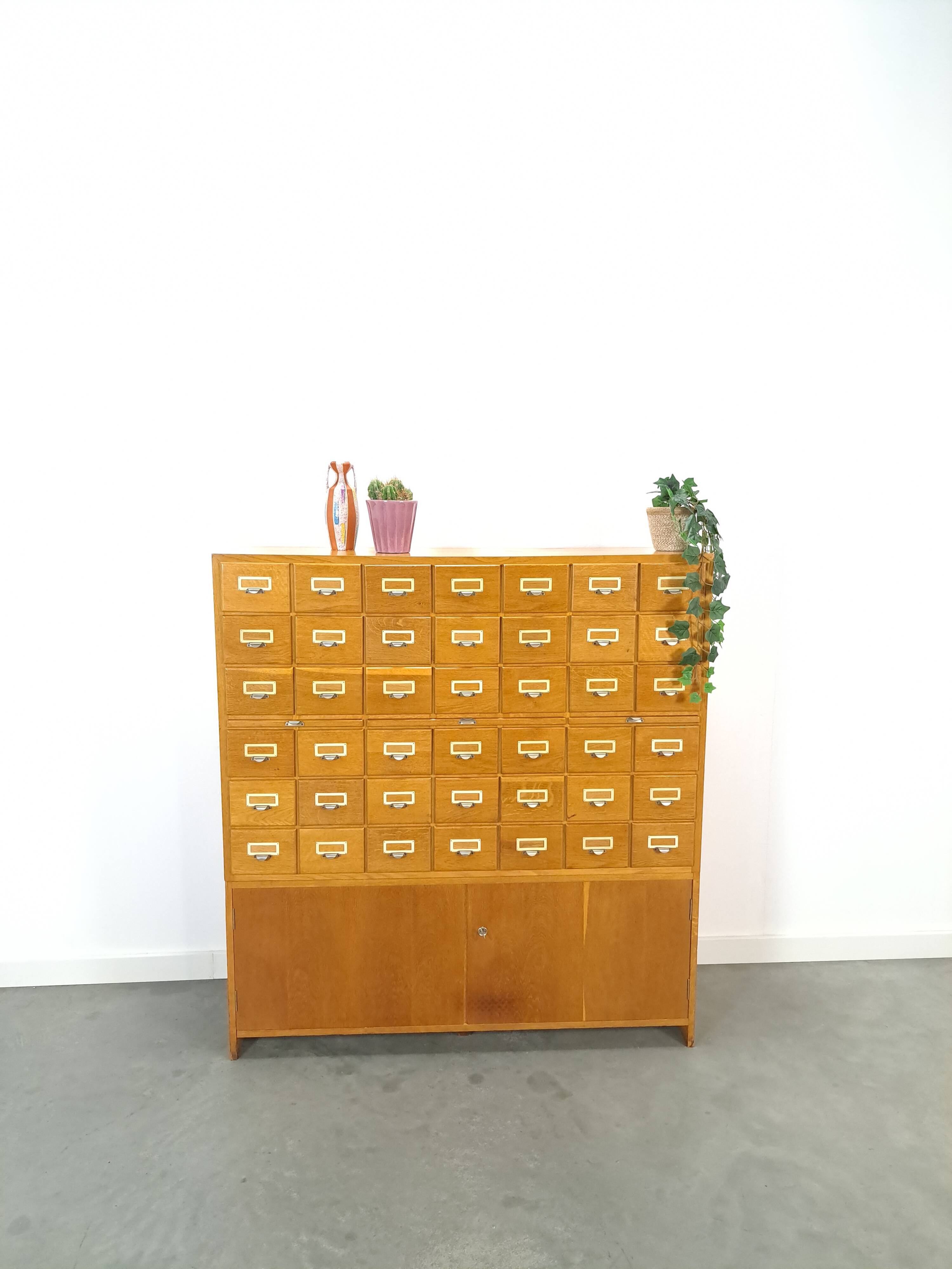 Oude houten ladekast met uitschuifbare planken