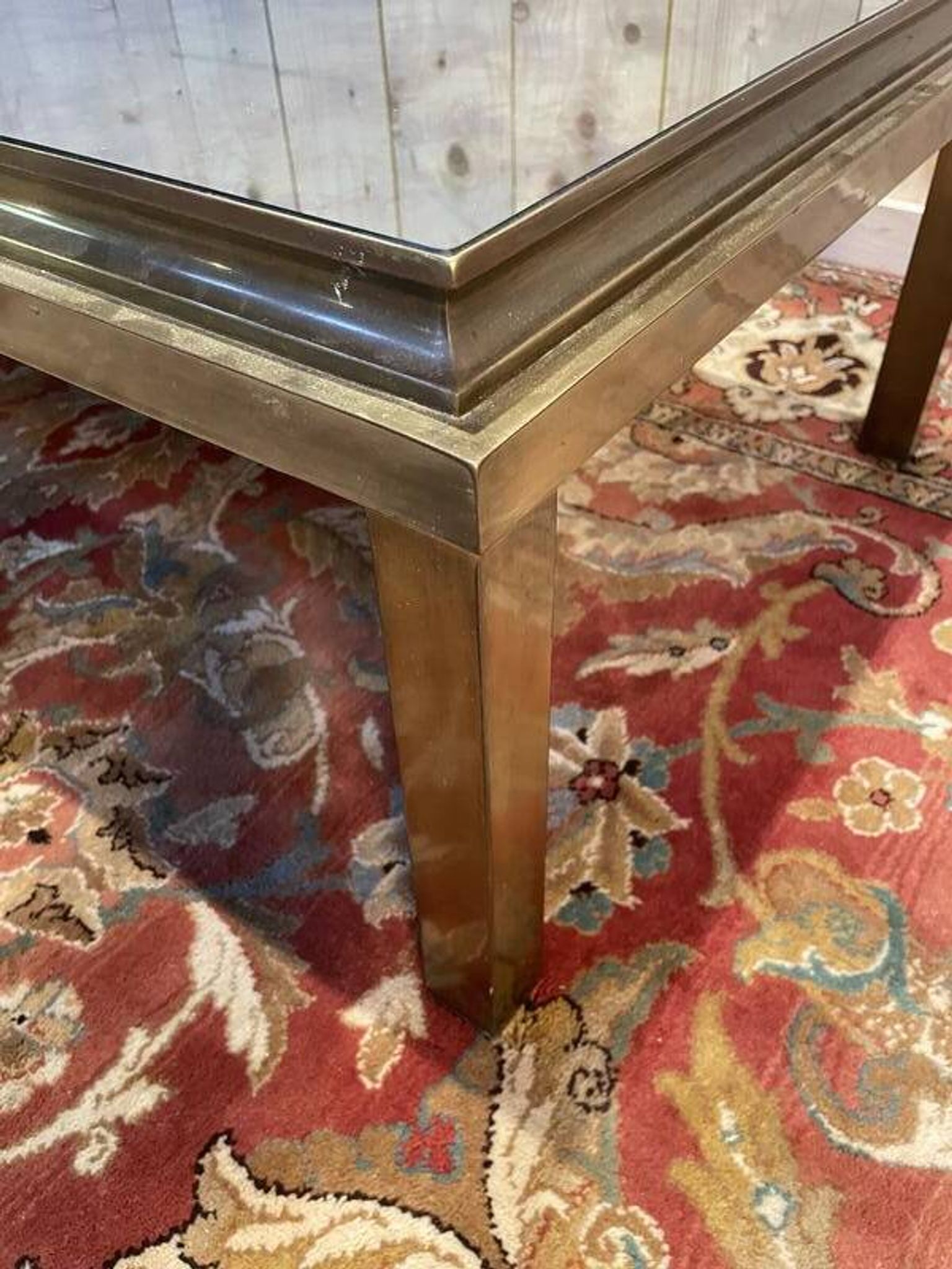 Table basse en métal doré et miroir 1970