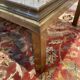 Table basse en métal doré et miroir 1970