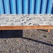 Table à manger en teck avec plateau illustré