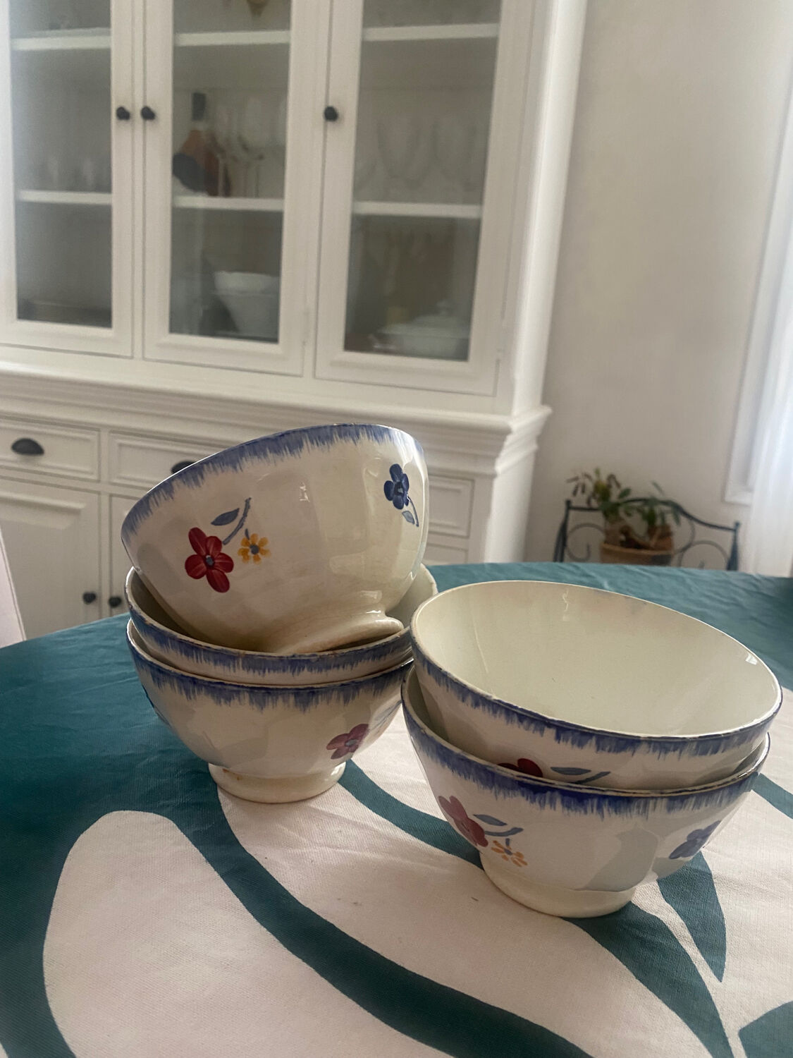Discover a set of two mini bowls from the famous MARY LOU series.