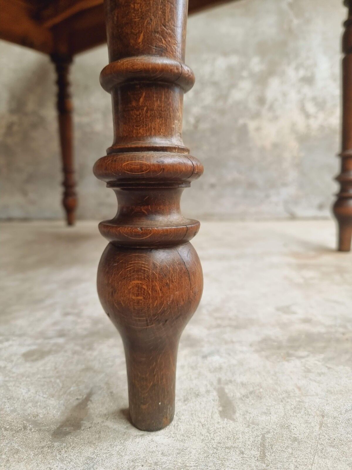 Extendable dining table elm wood