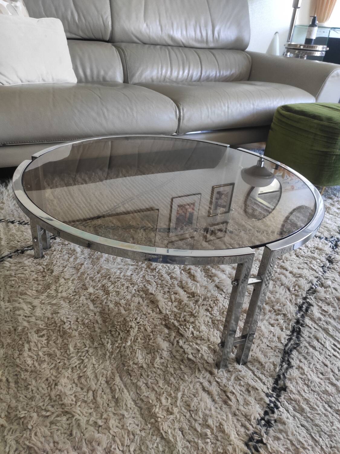 Round coffee table in smoked glass with chrome legs