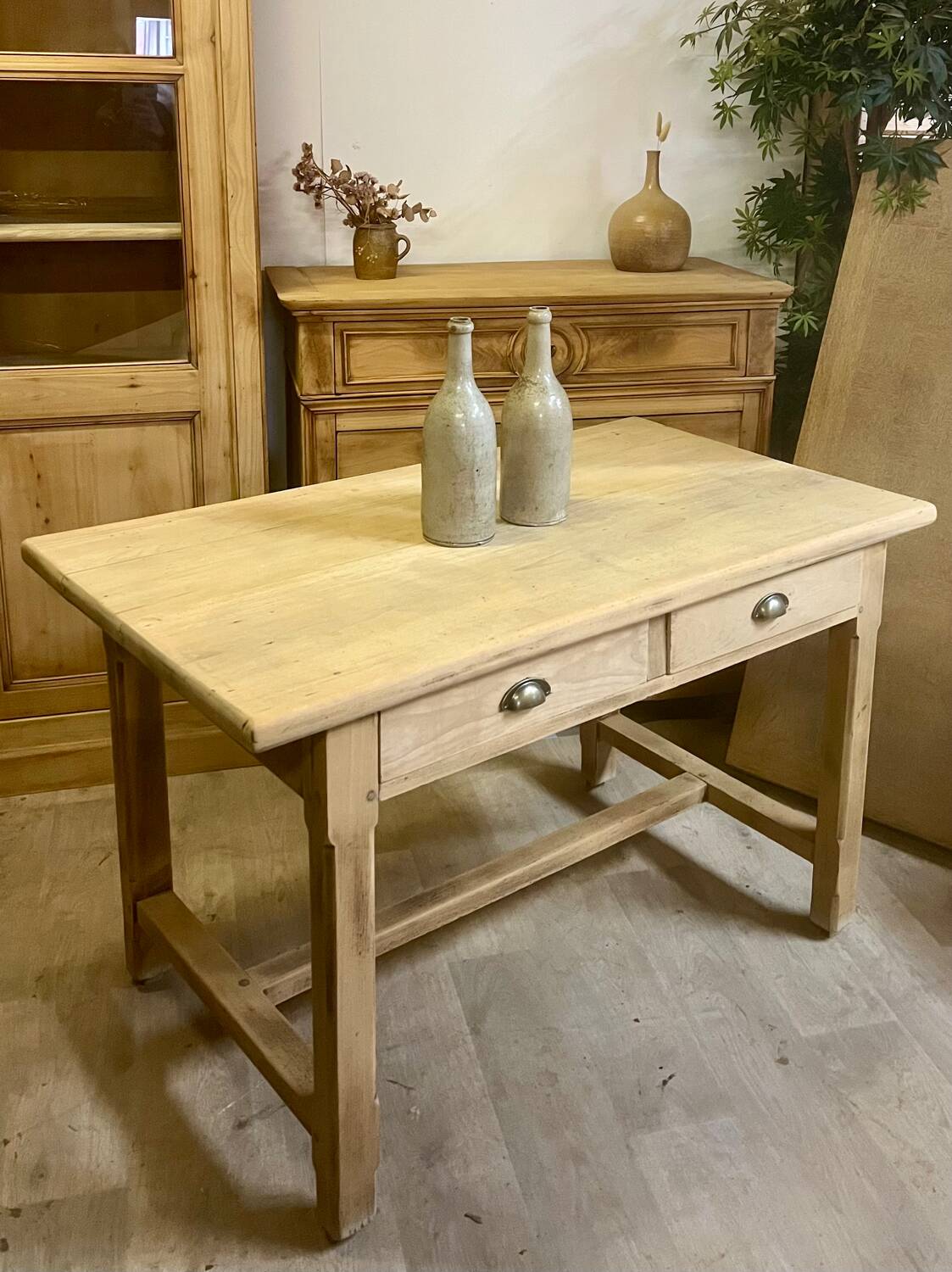 Old farmhouse table in raw solid oak, 2 drawers, seats 6 people.