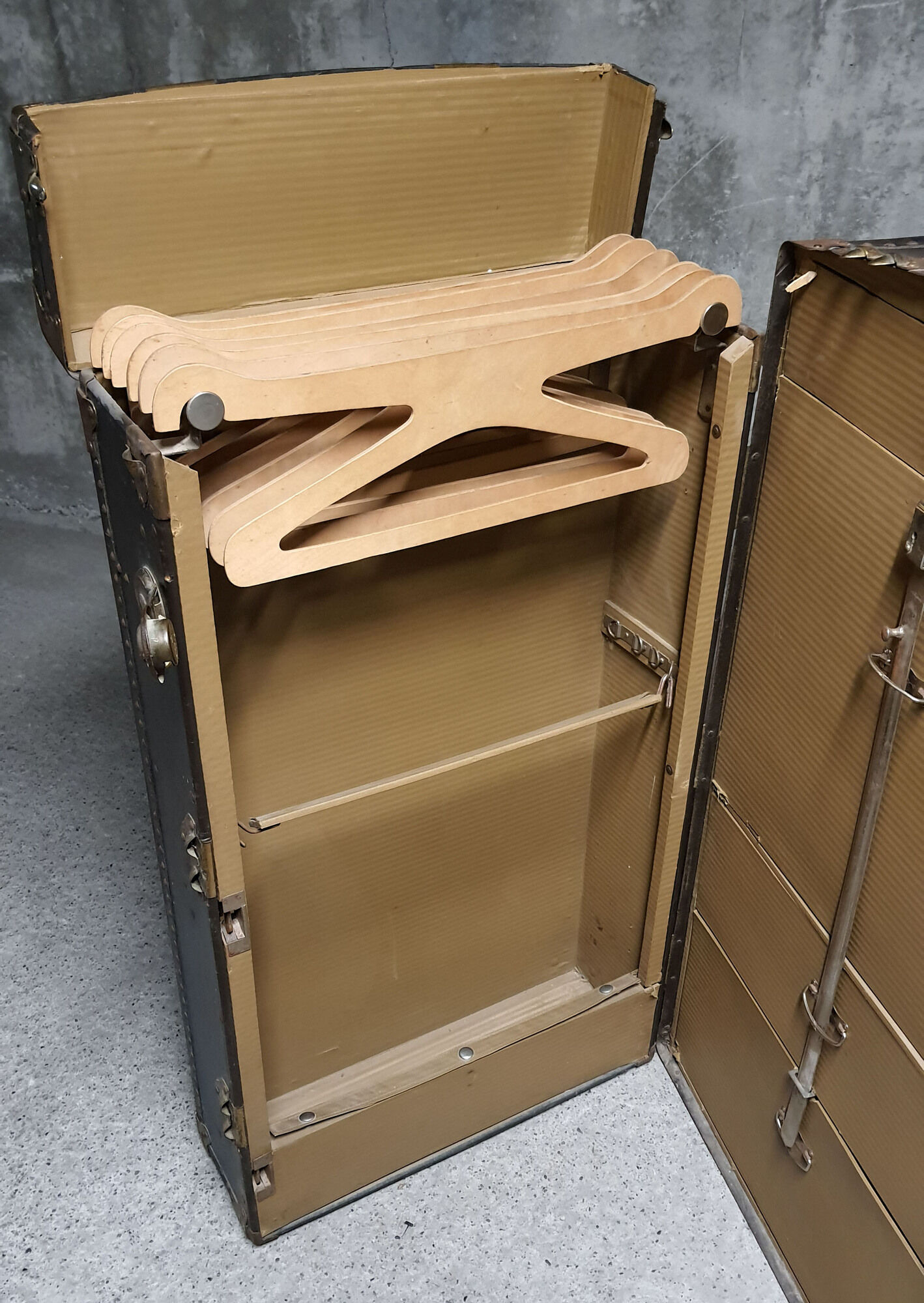 Large travel trunk of the brand Victor Wardrobe Luggage 1920