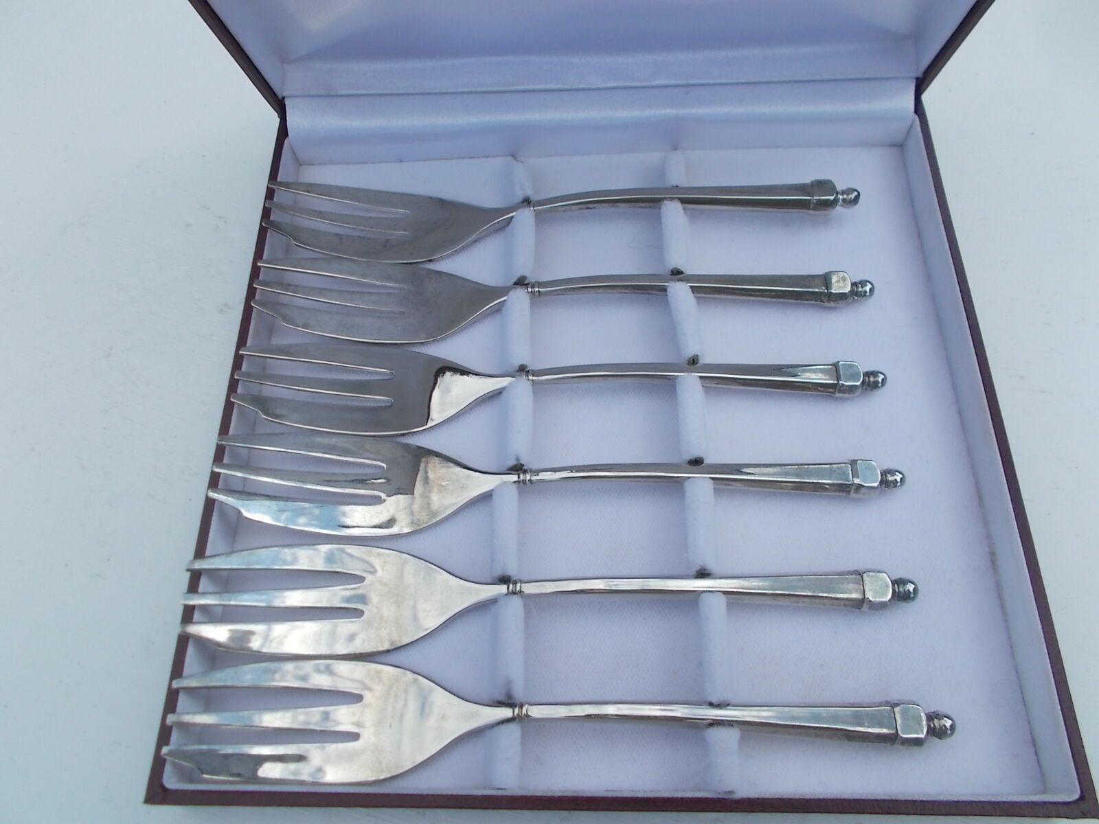 6 cake forks in a box