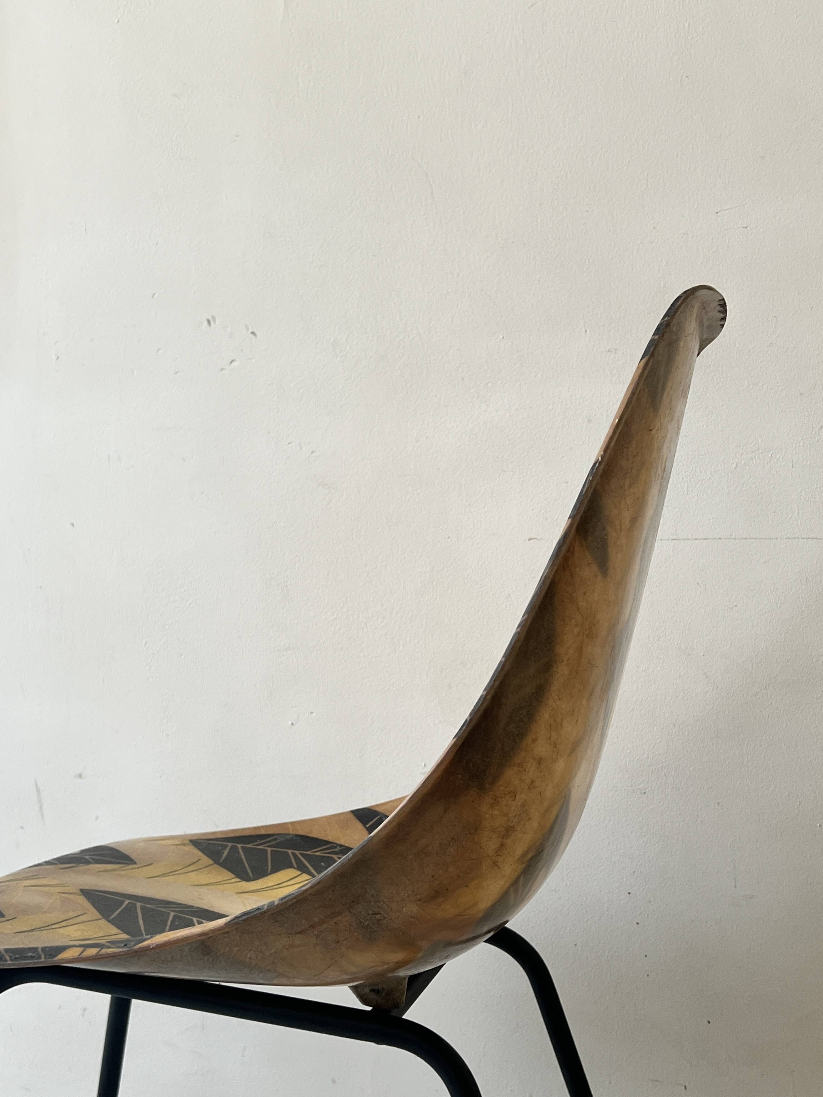 Chair in fibreglass and metal by René-Jean Caillette, stork, 1950 design.