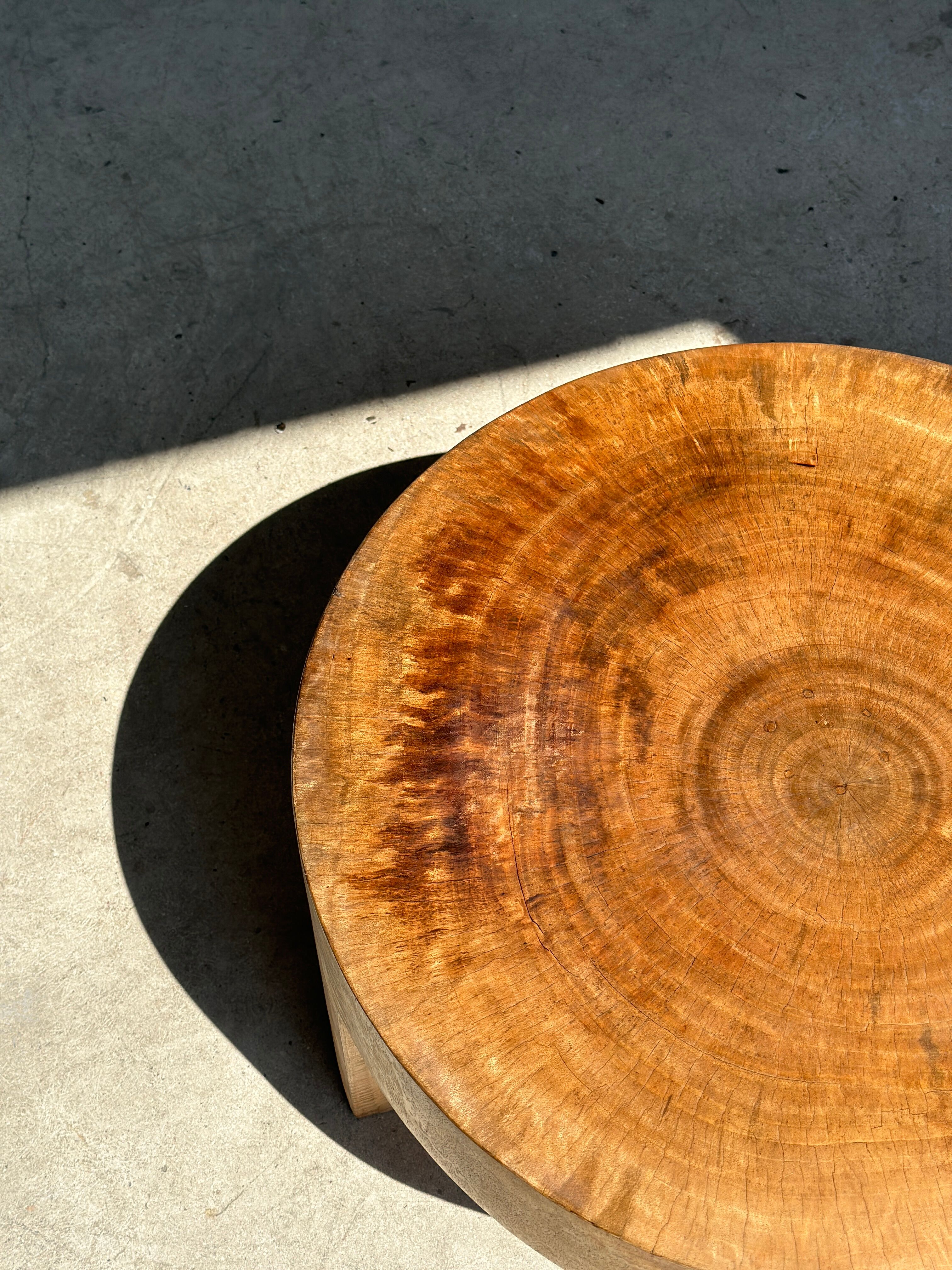 Quadripod coffee table in solid wood monoxyl natural color (dark)