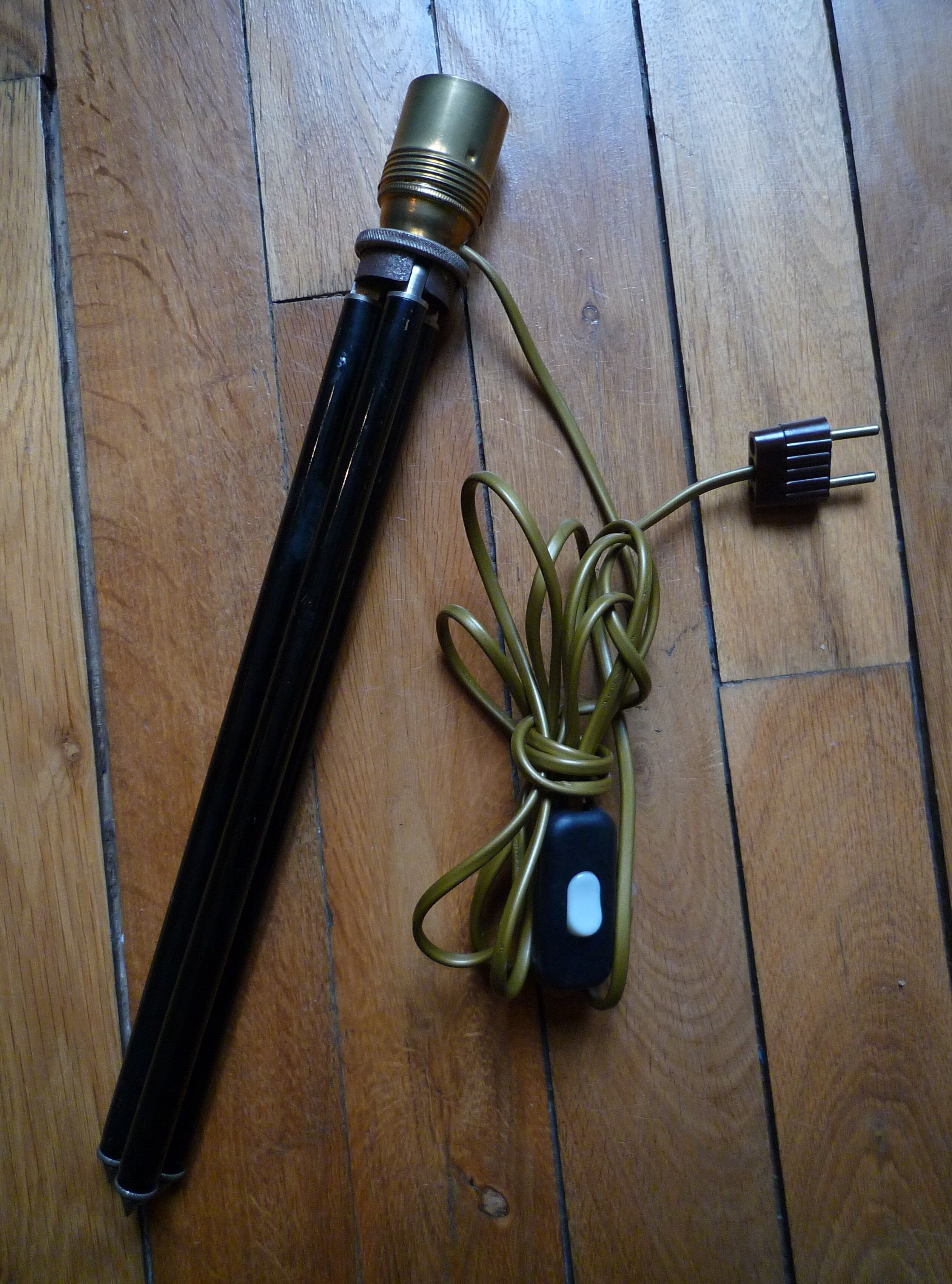 Industrial style tripod lamp, old tripod 1930s