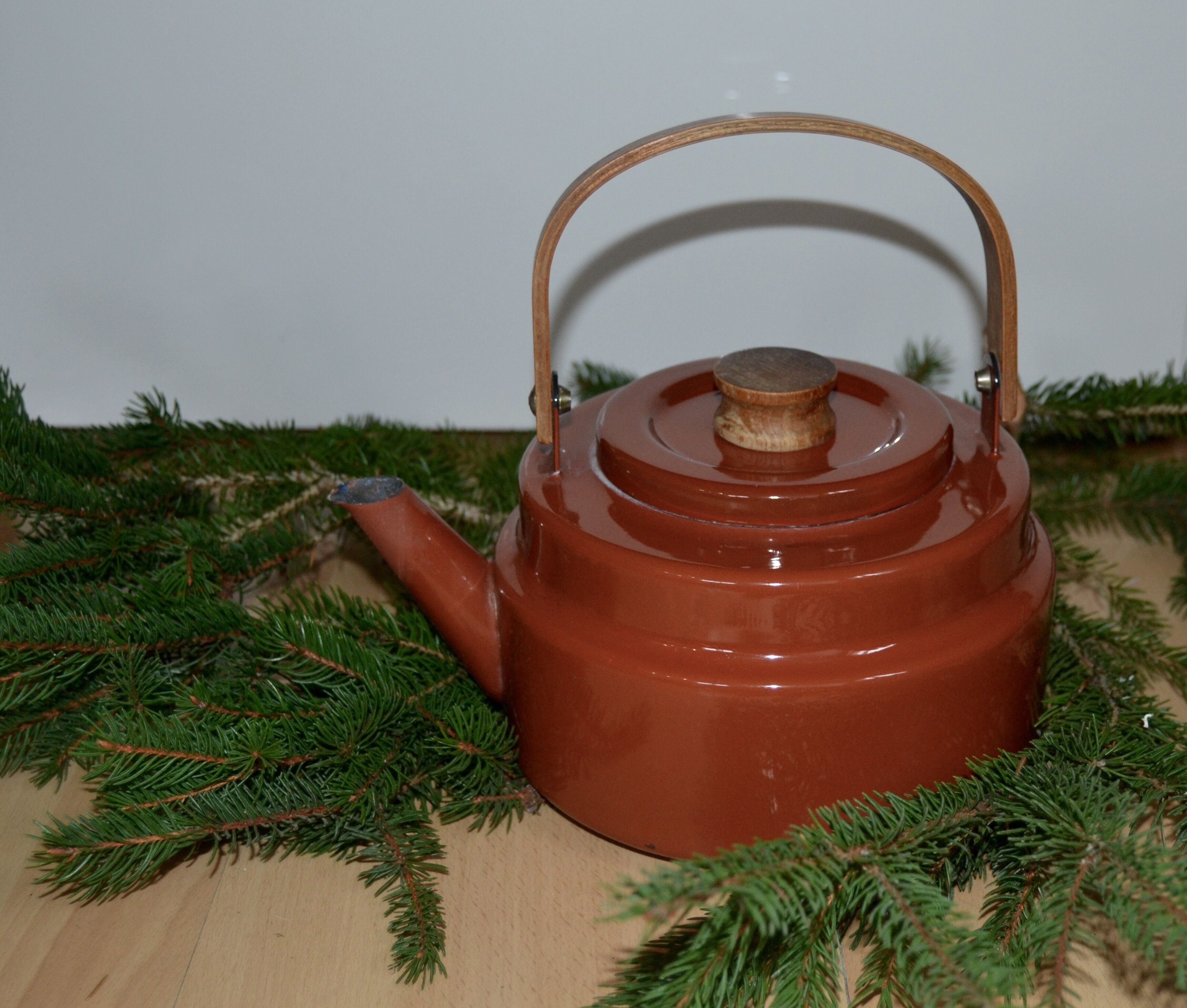 Kettle hygge Scandinavian metal & wood