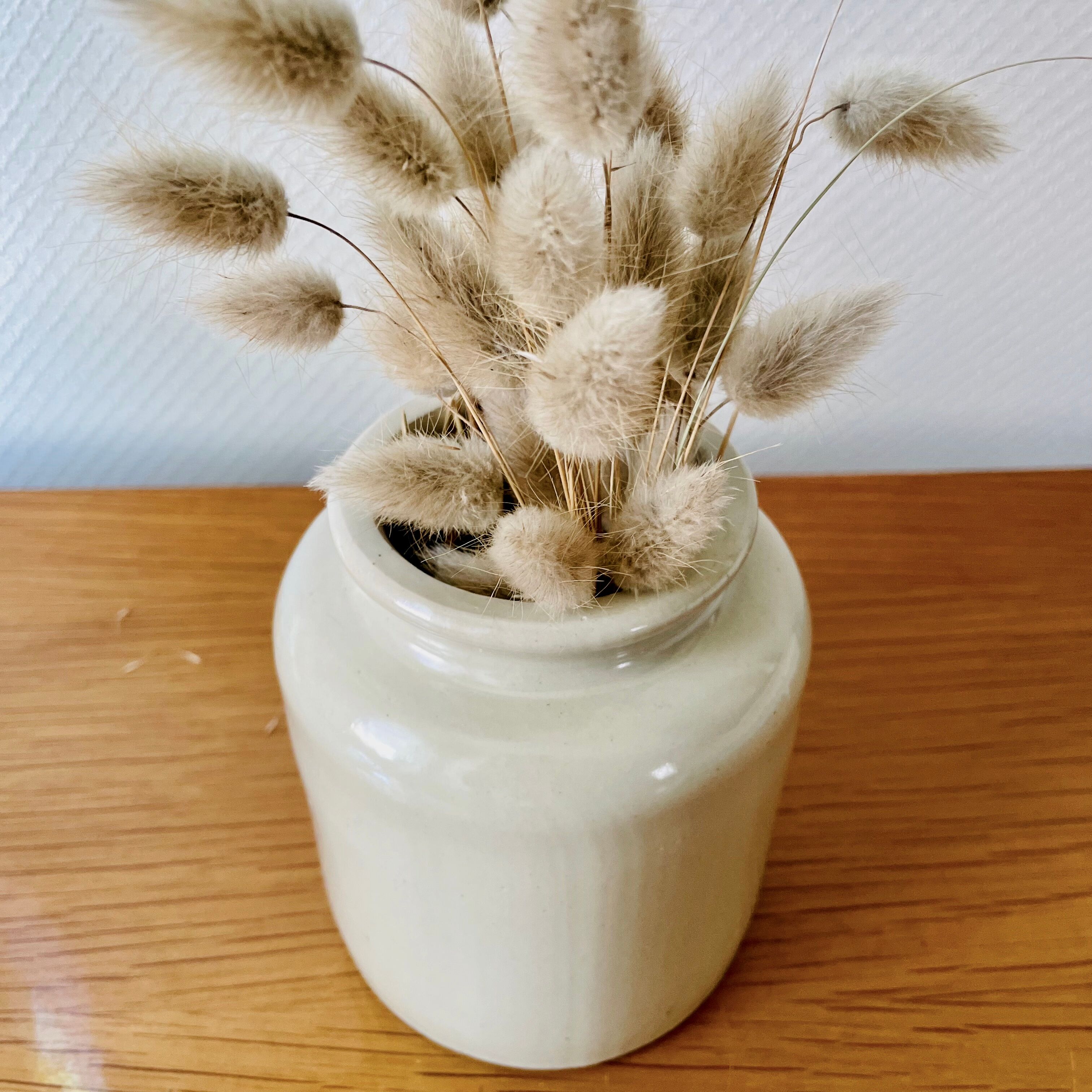 Beige enamelled sandstone pot