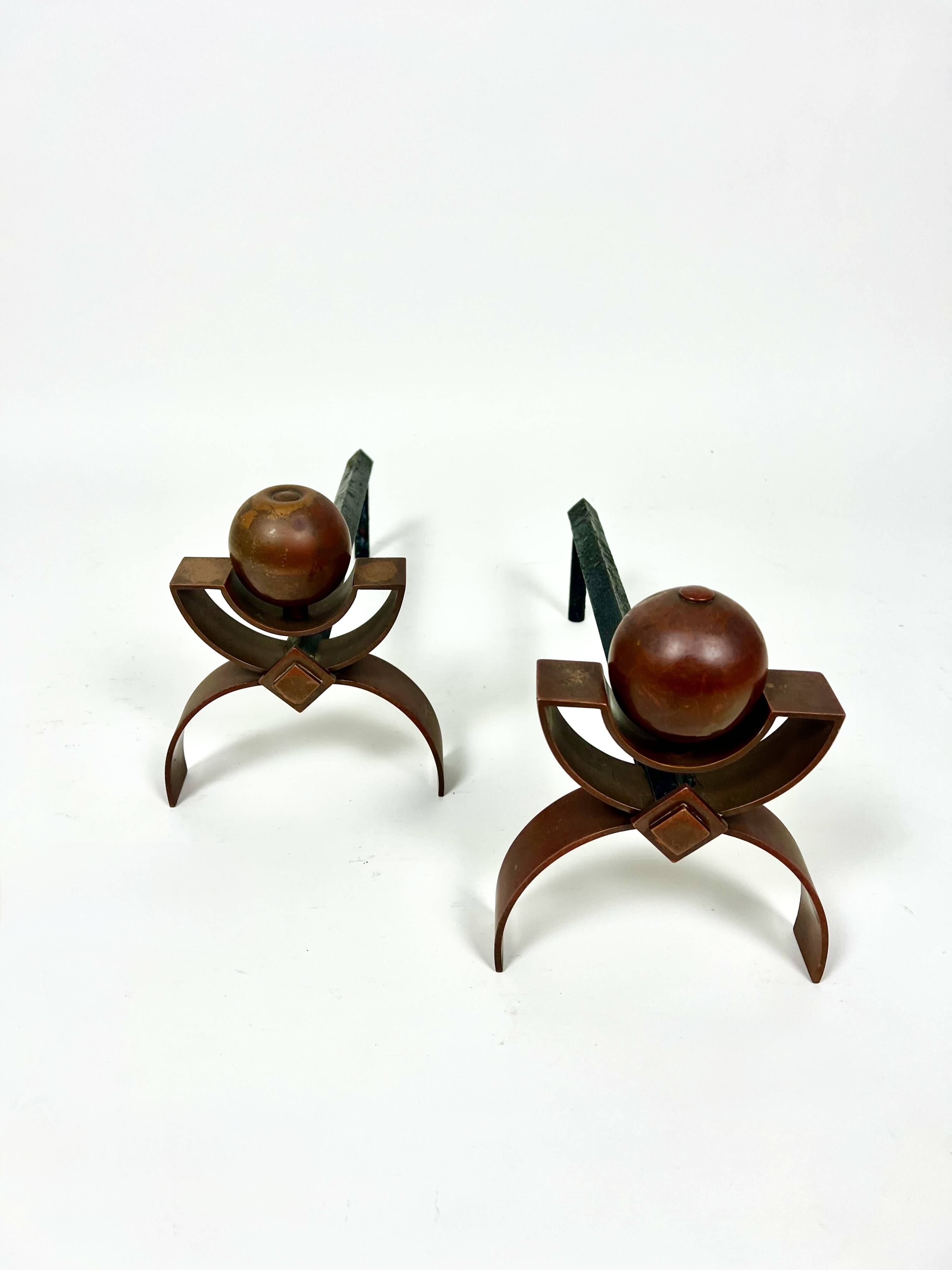 Paire de chenets Art Déco pour cheminée, en cuivre et fer, vers 1920