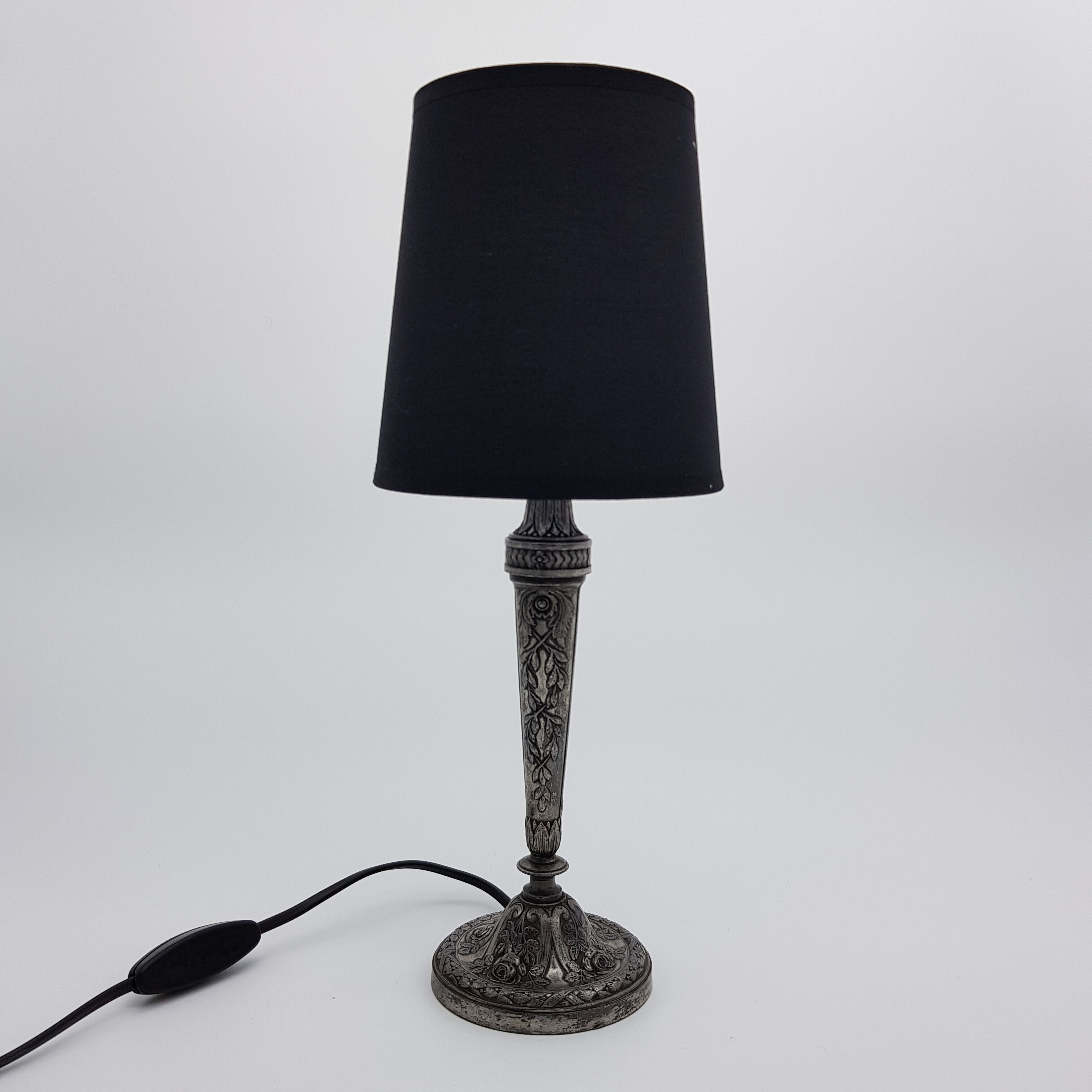 Bedside lamp in silver regulé rose decoration