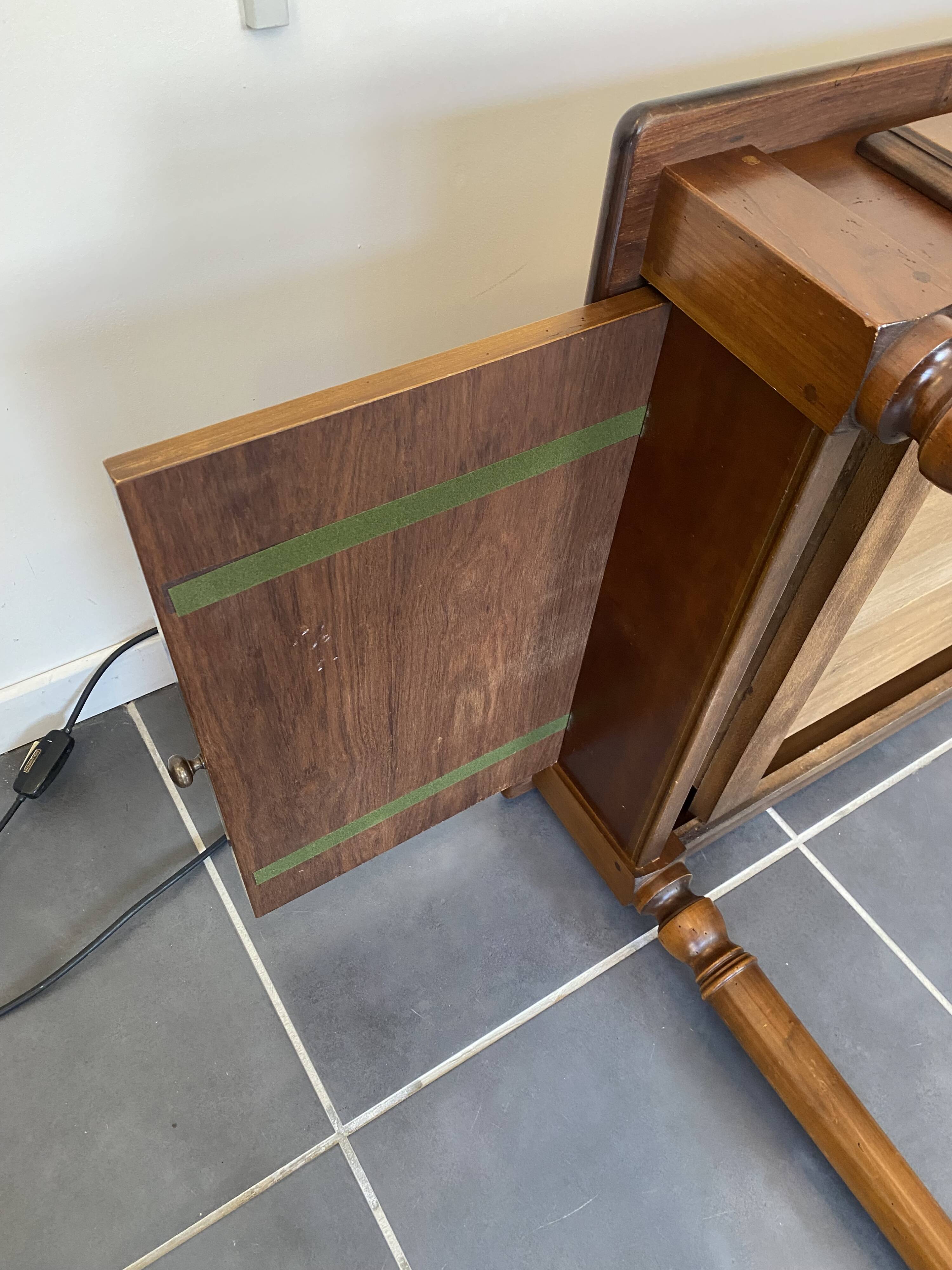 Antique cherry wood desk with marquetry, 2 drawers and 2 shelves, 112x60 h76cm.