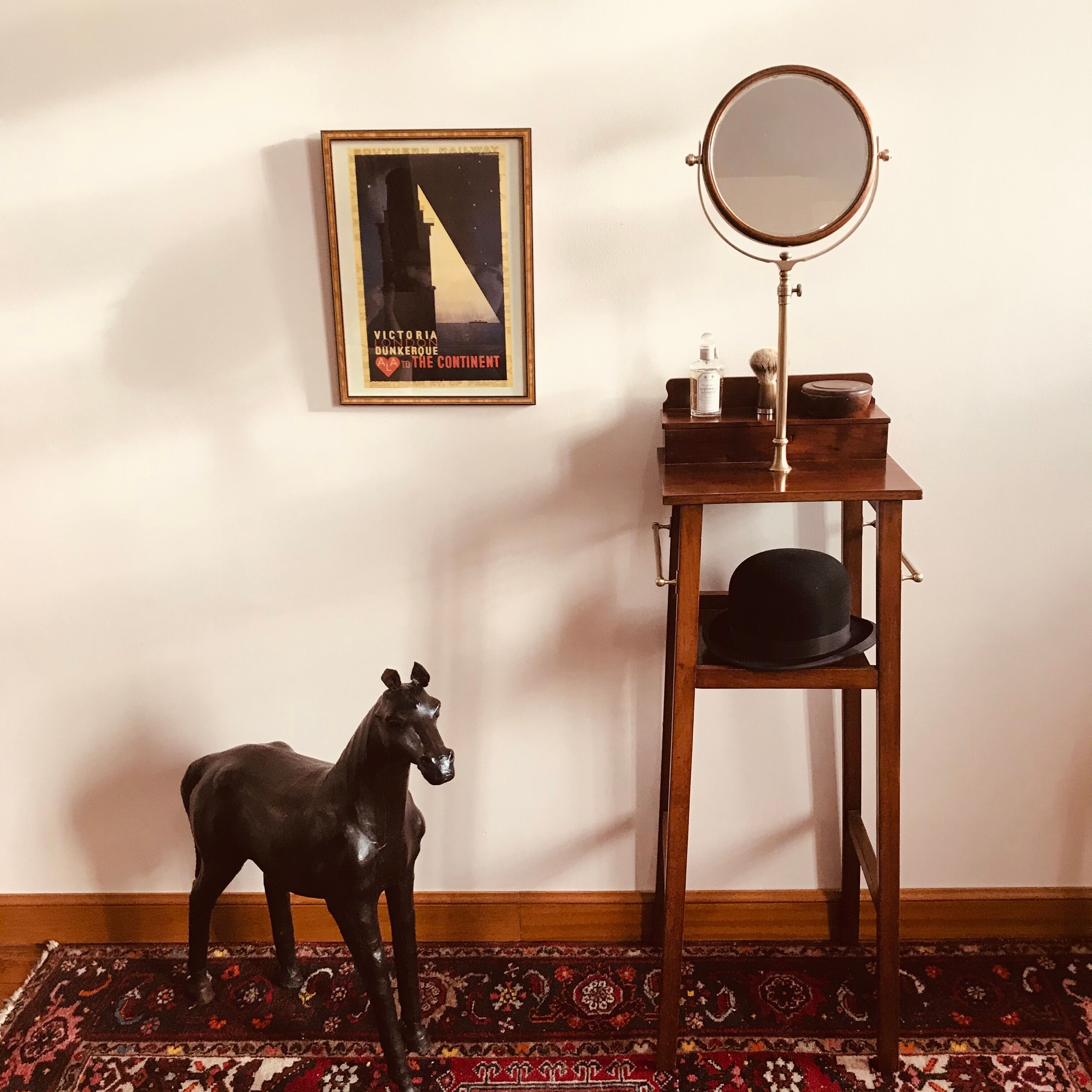 English barbier at the end of the 19th century. Mahogany and brass. Normal and magnifying mirror