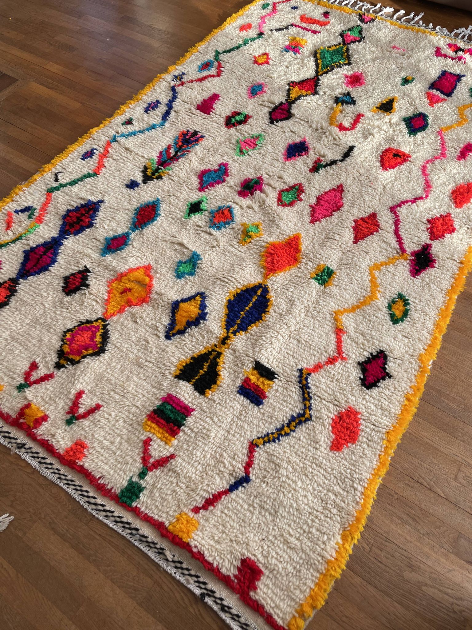 Tapis marocain berbère Azilal multicolore et fluo