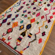 Tapis marocain berbère Azilal multicolore et fluo