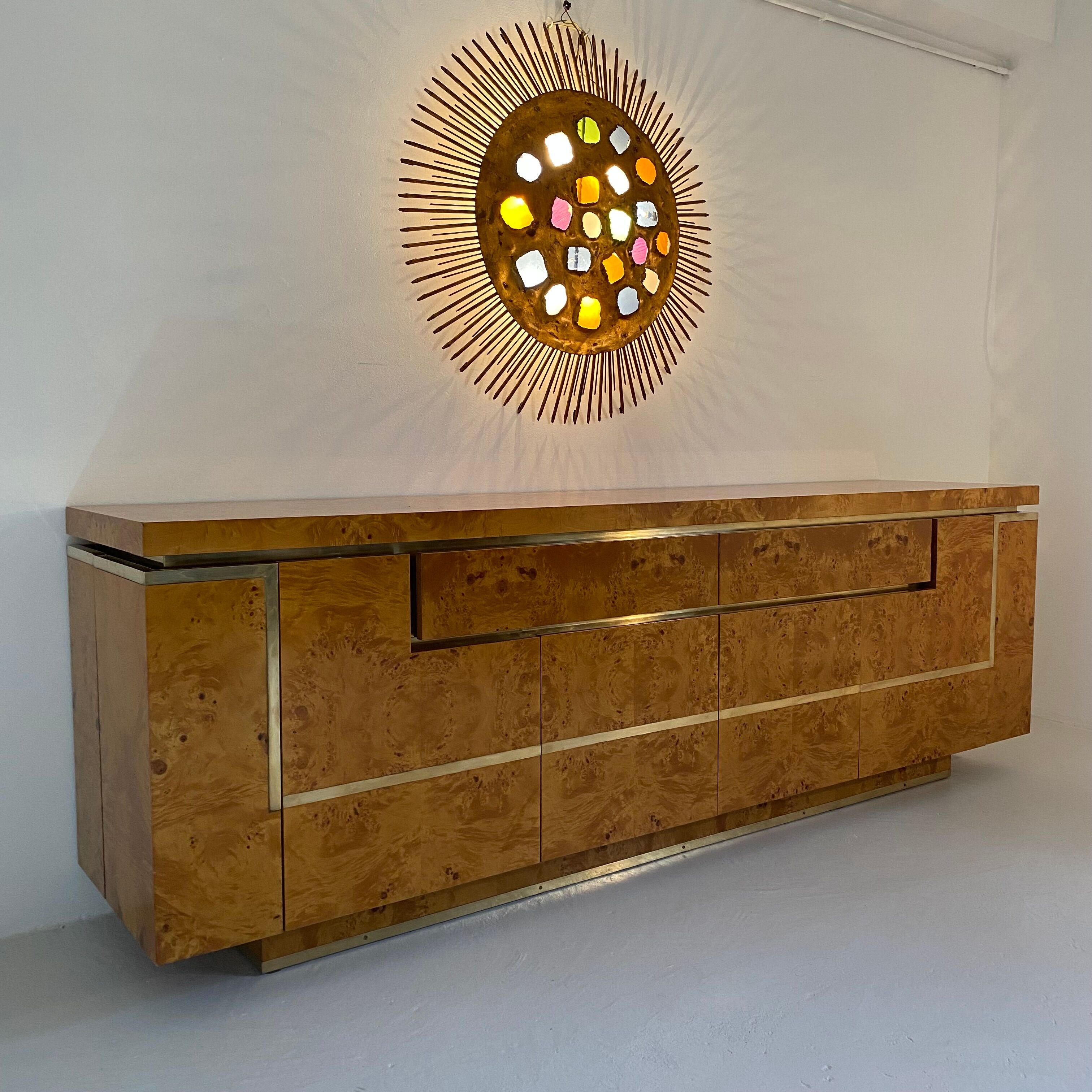 Sideboard in elm magnifying glass and brass. 1970