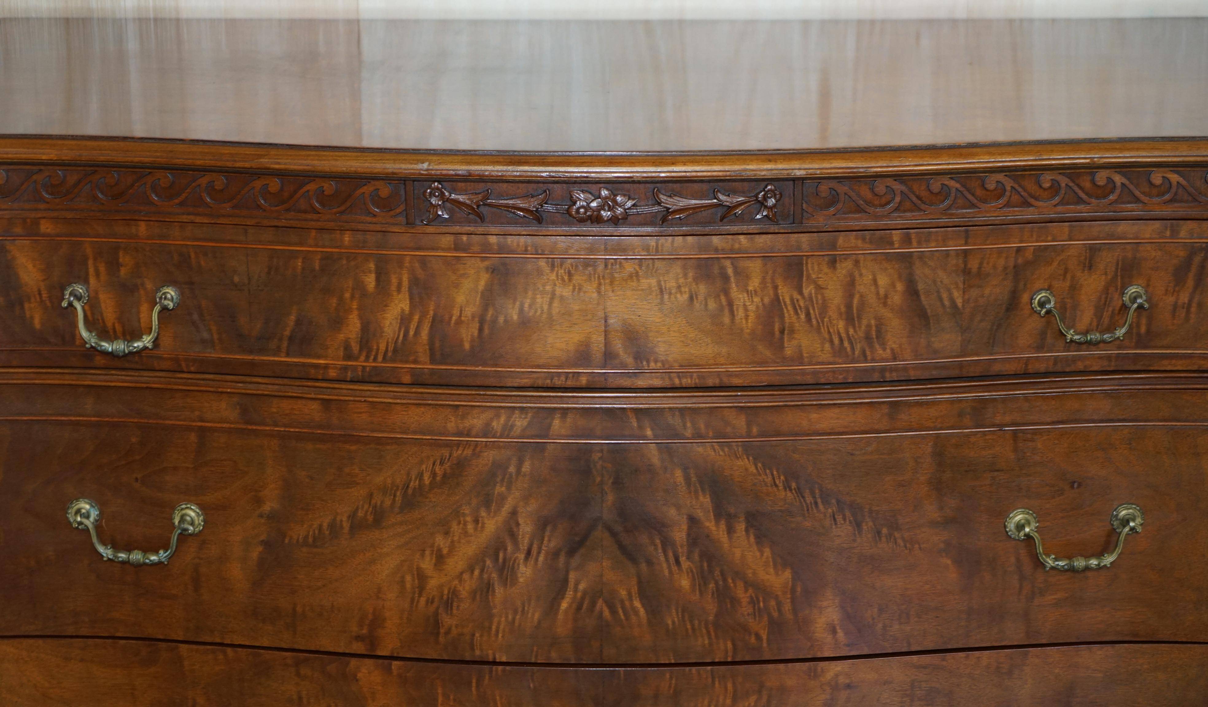 Commode Victorienne Tardive en Bois Dur Pieds Griffe et Boule