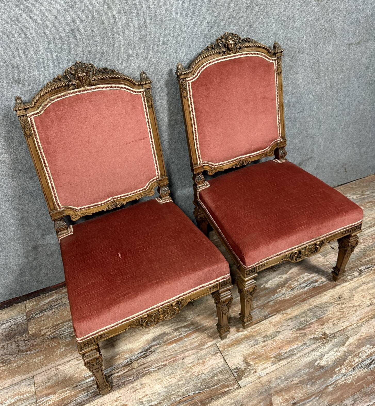 Importante paire de chaises de style Renaissance en bois sculpté