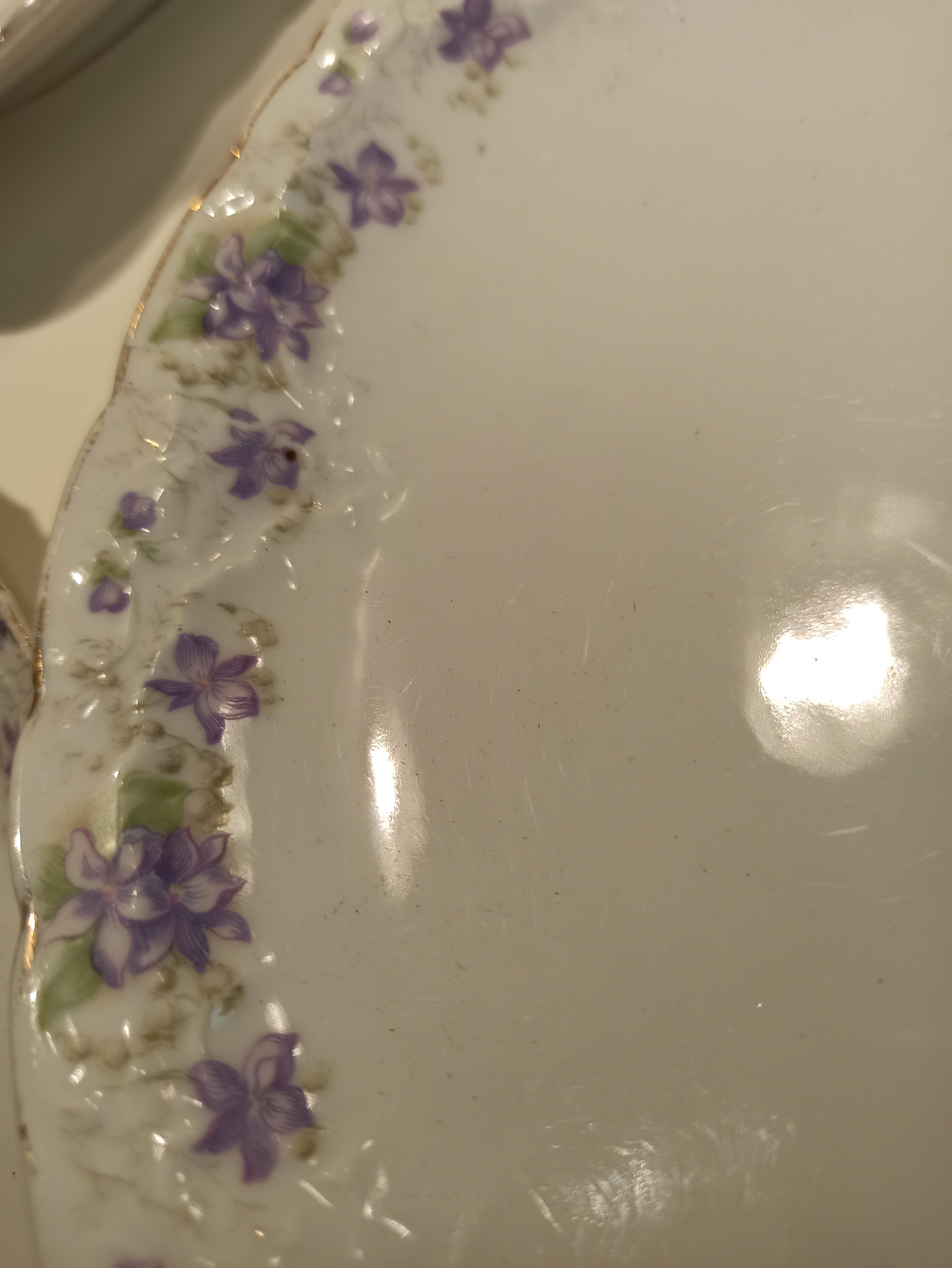 Table service 31 pieces in porcelain. Floral polychrome pattern