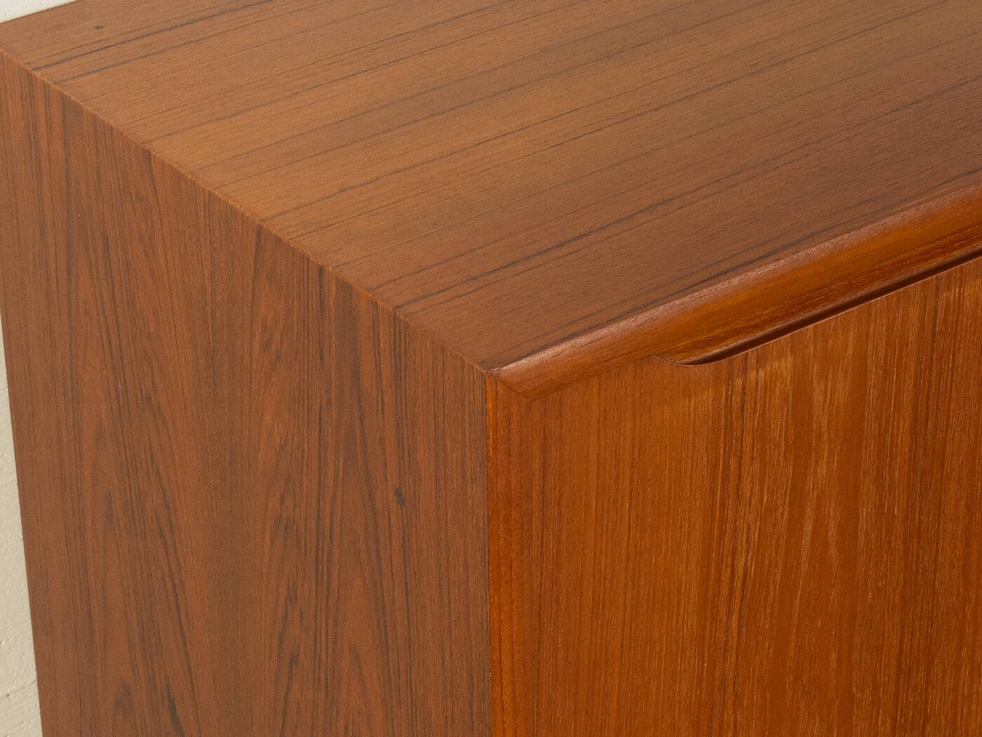 Commode classique des années 1960, en placage de teck.