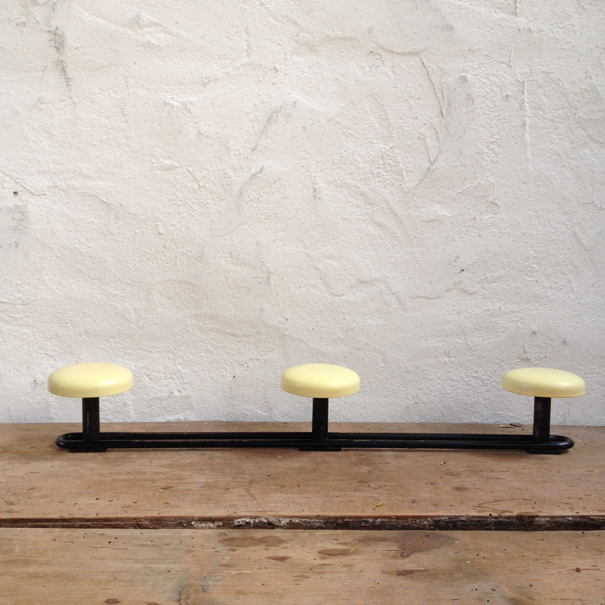 Coat door 3 yellow patères