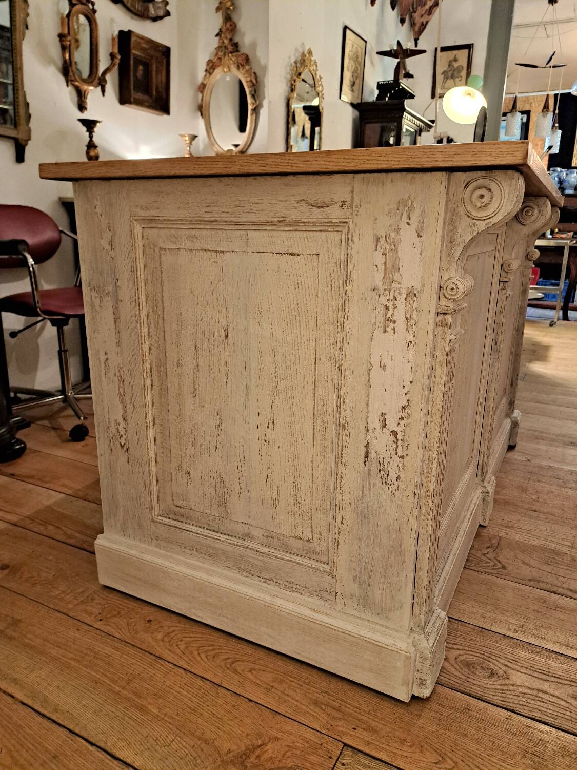 Counter from the late 19th century in patinated oak.