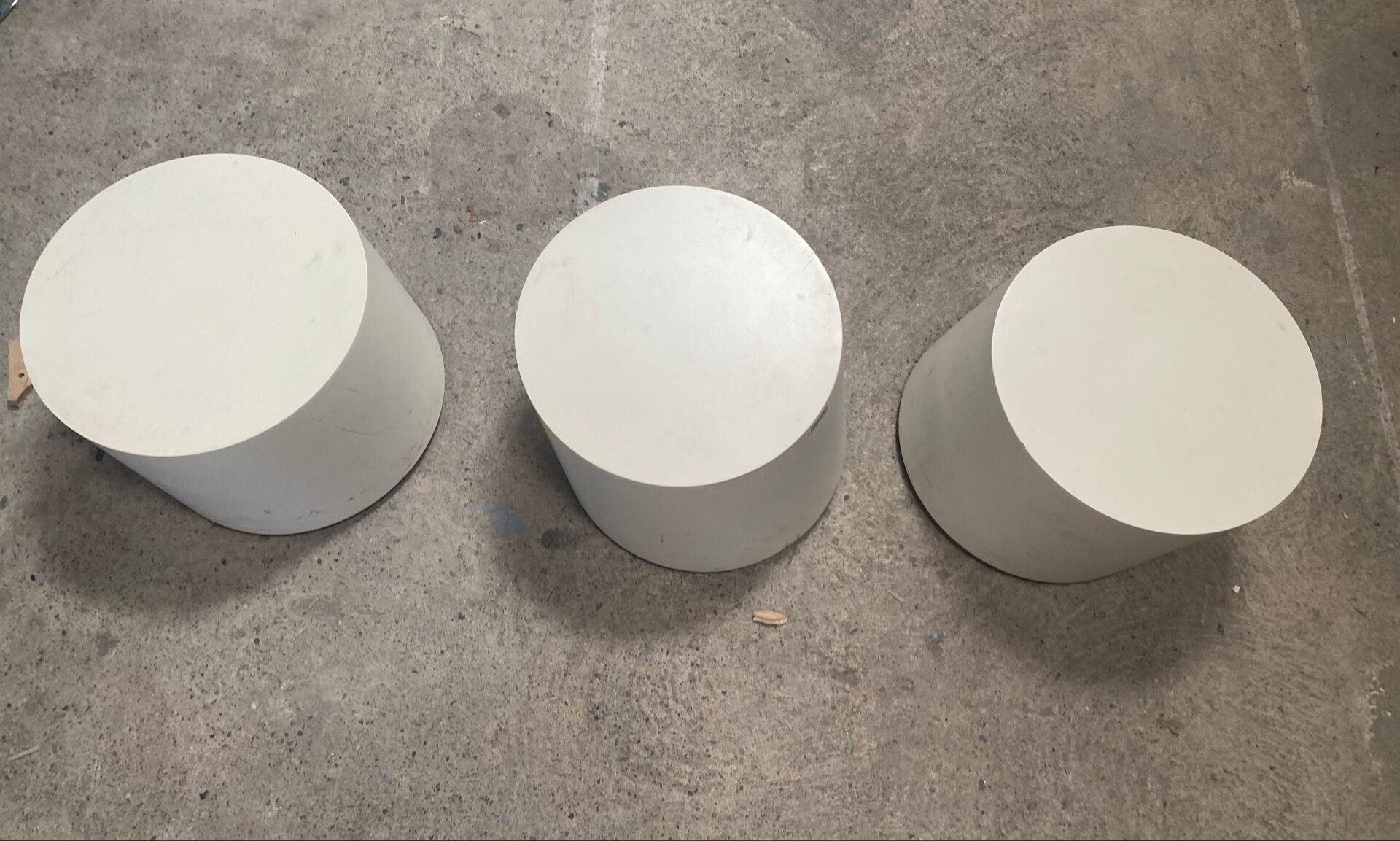 Modules / poufs design blancs inclinés – lot de 3