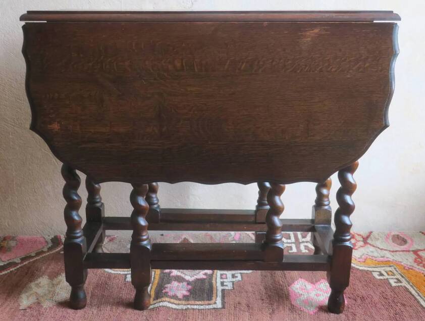 Antique farmhouse patinated extendable table in oak with carved edge, 1900