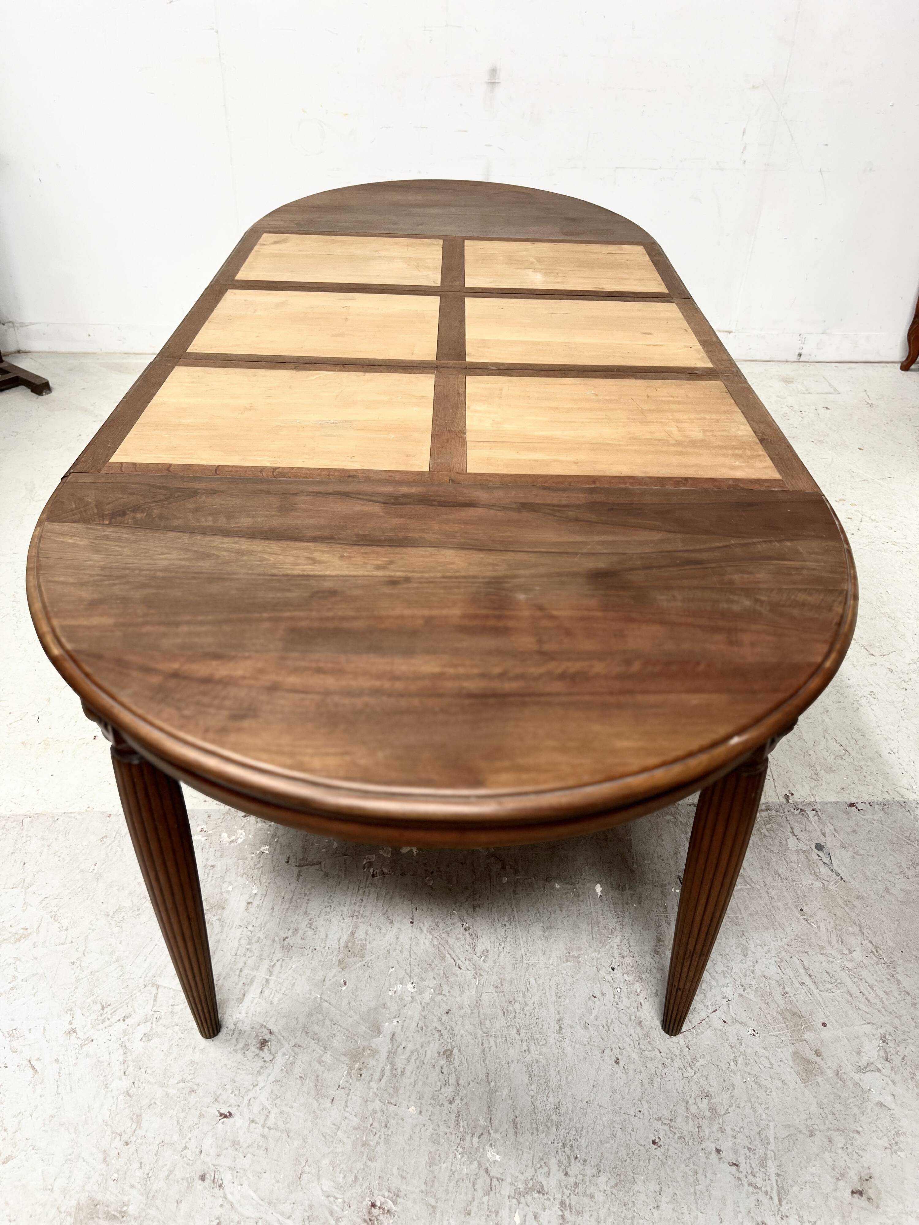 Art Deco table in solid walnut, 20th century.